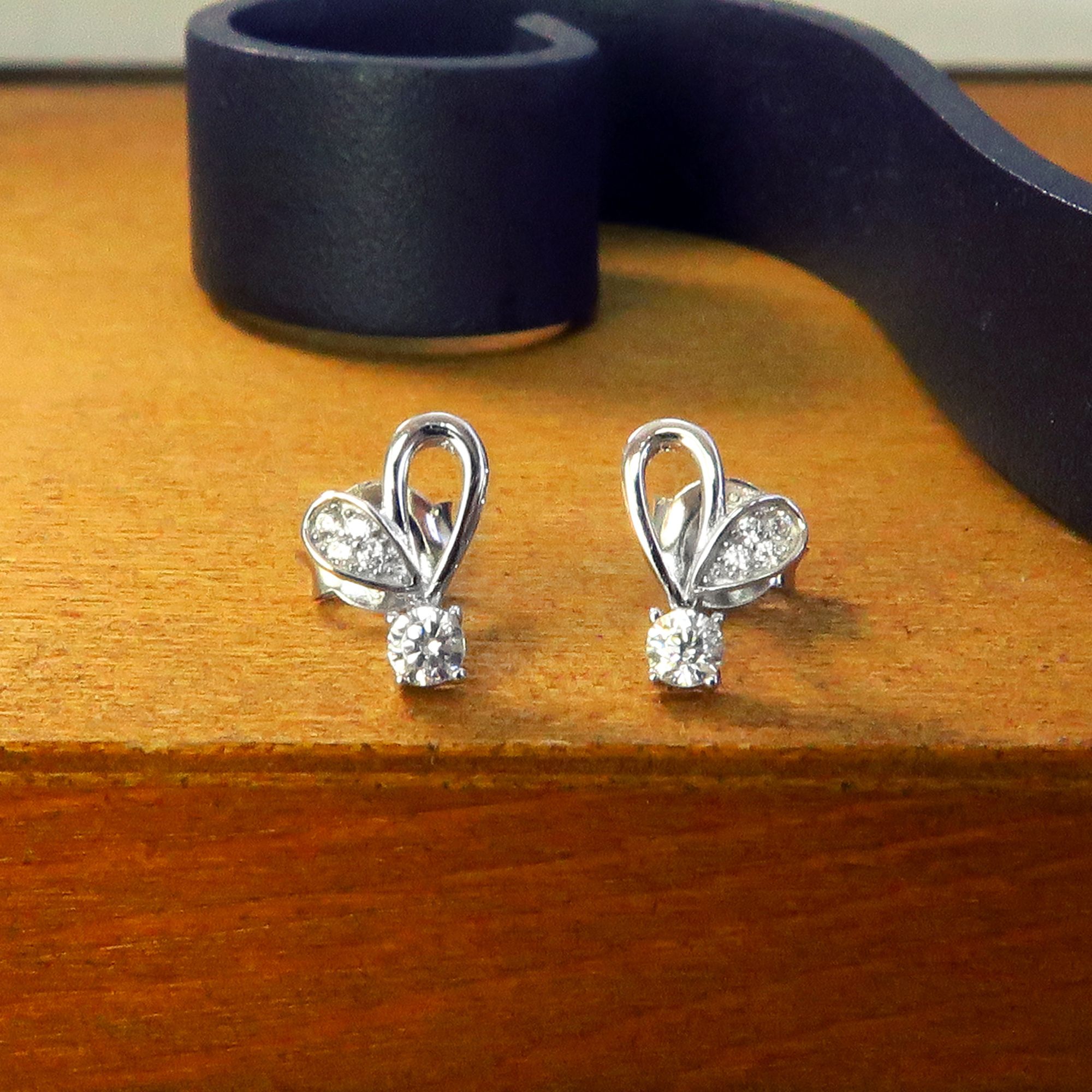 傾心迷戀 純銀耳環 愛心 圓形小鑽 (白K金色款)-ART64