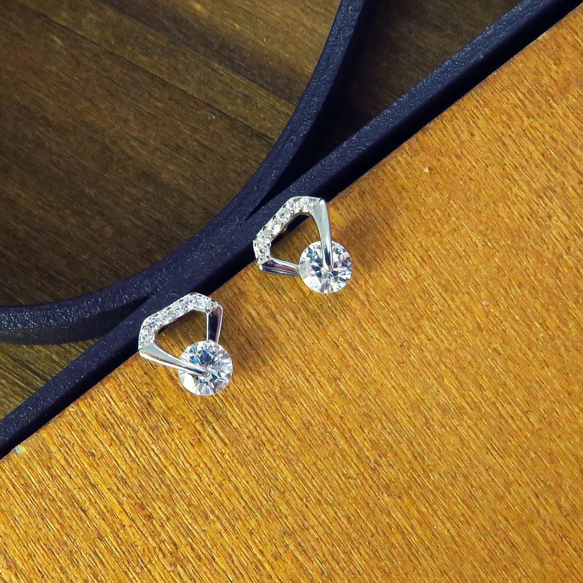 鑽石稜鏡旋鑽 純銀耳環 圓形小鑽 (白K金色款)-ART64