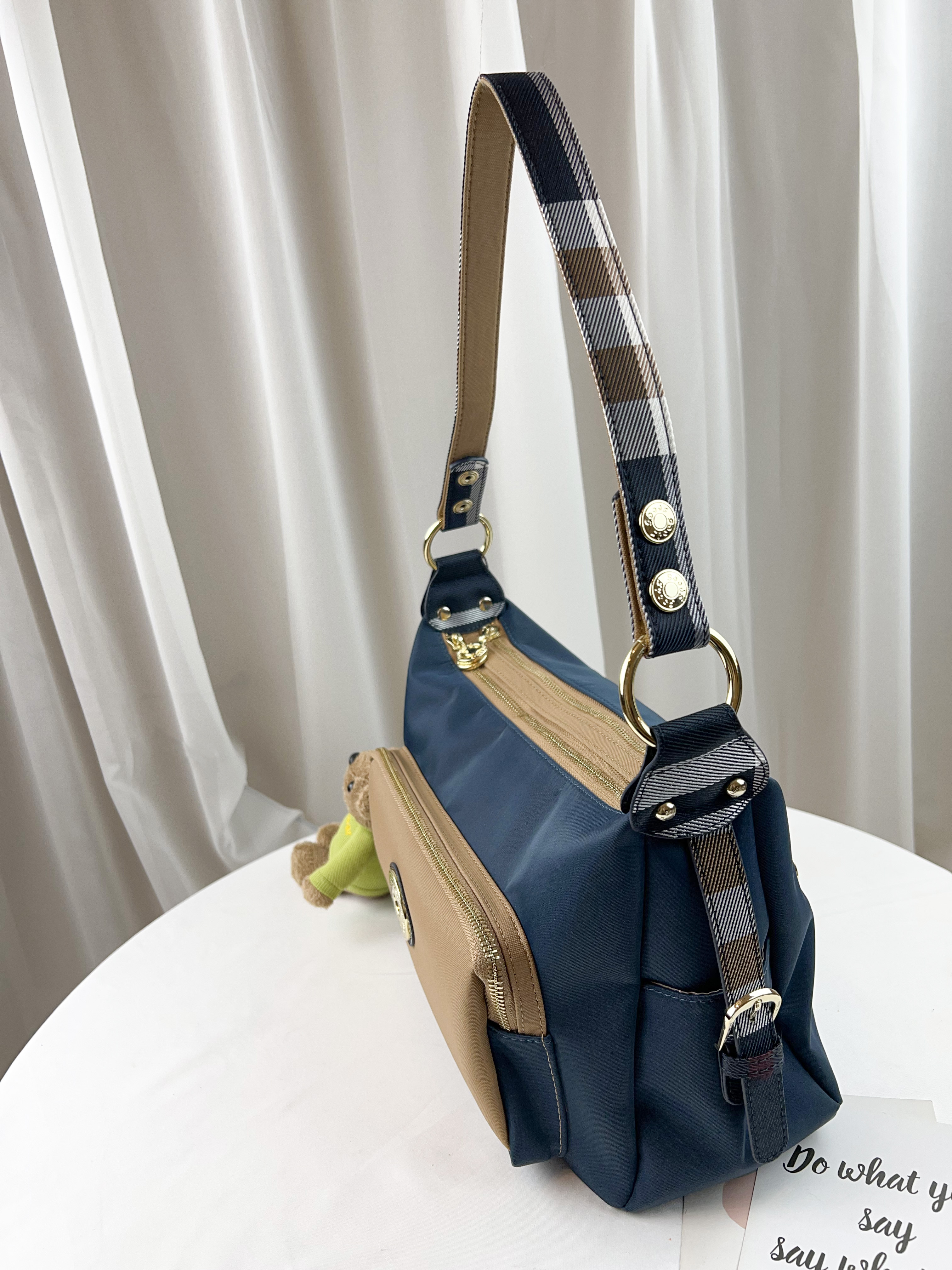 FamilyBear 卡其拼接土耳其藍 防潑水肩背包 / 側背包 附小熊吊飾 #2247