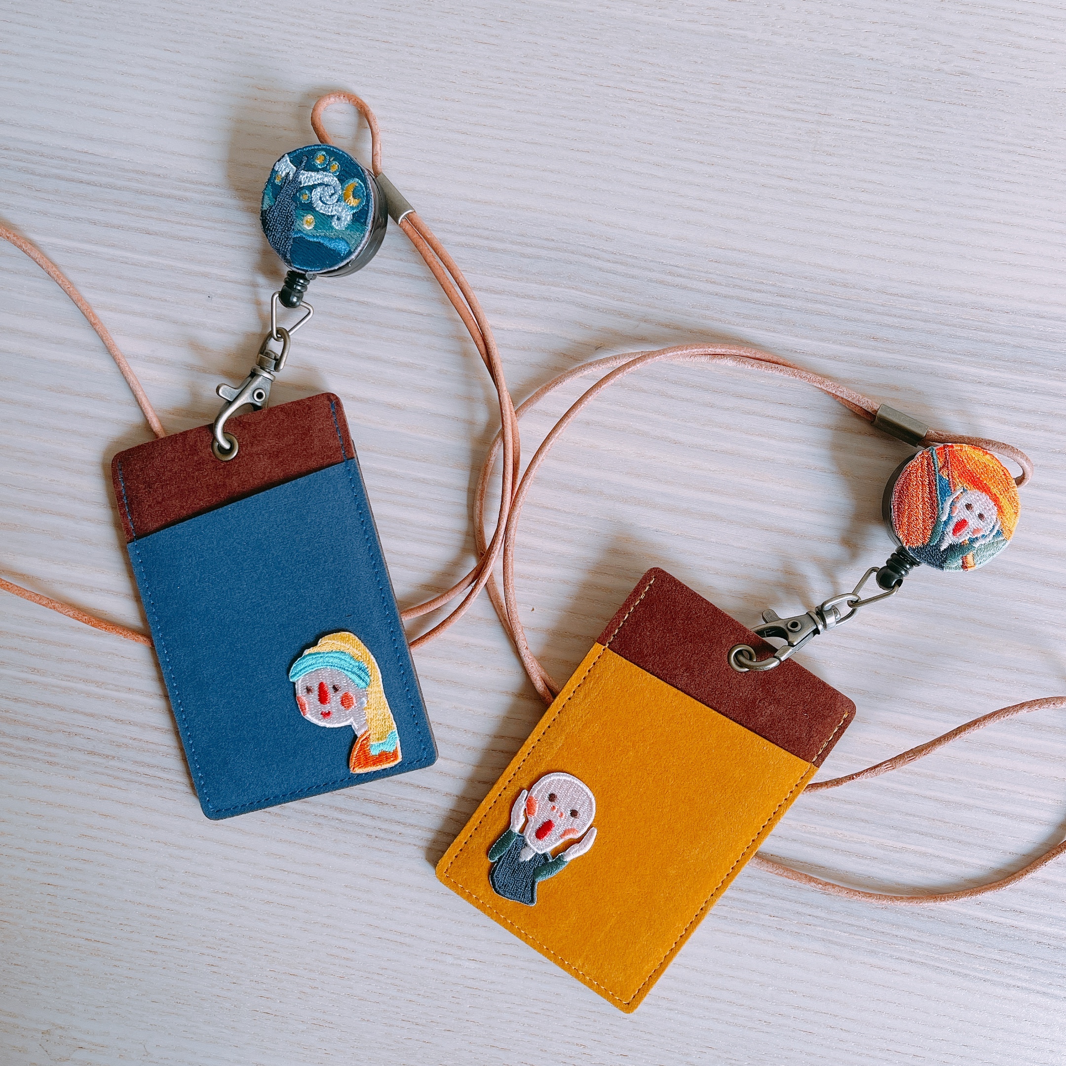 【刺繡仿麂皮證件夾-崩潰上班族】附伸縮夾＋掛繩