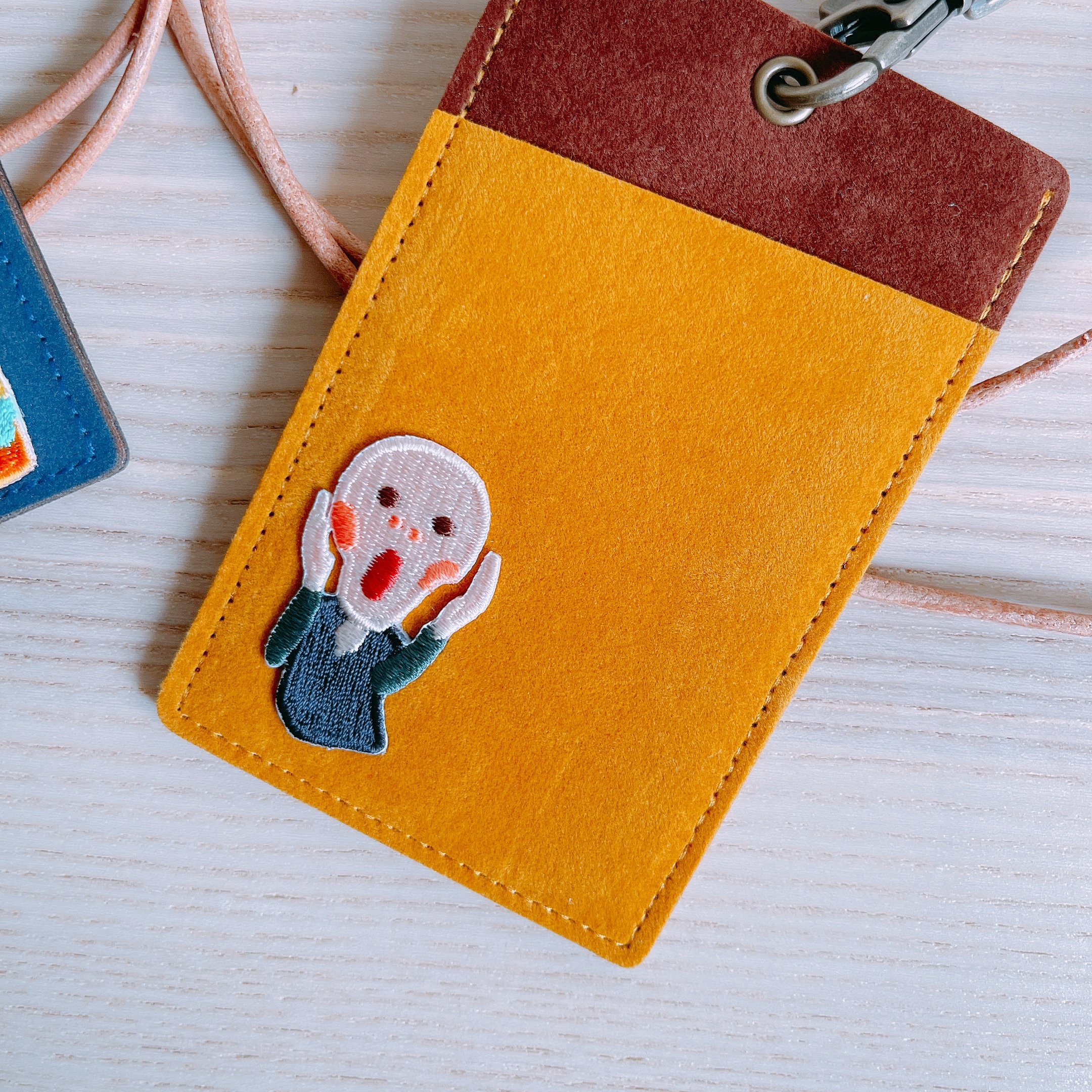 【刺繡仿麂皮證件夾-崩潰上班族】附伸縮夾＋掛繩