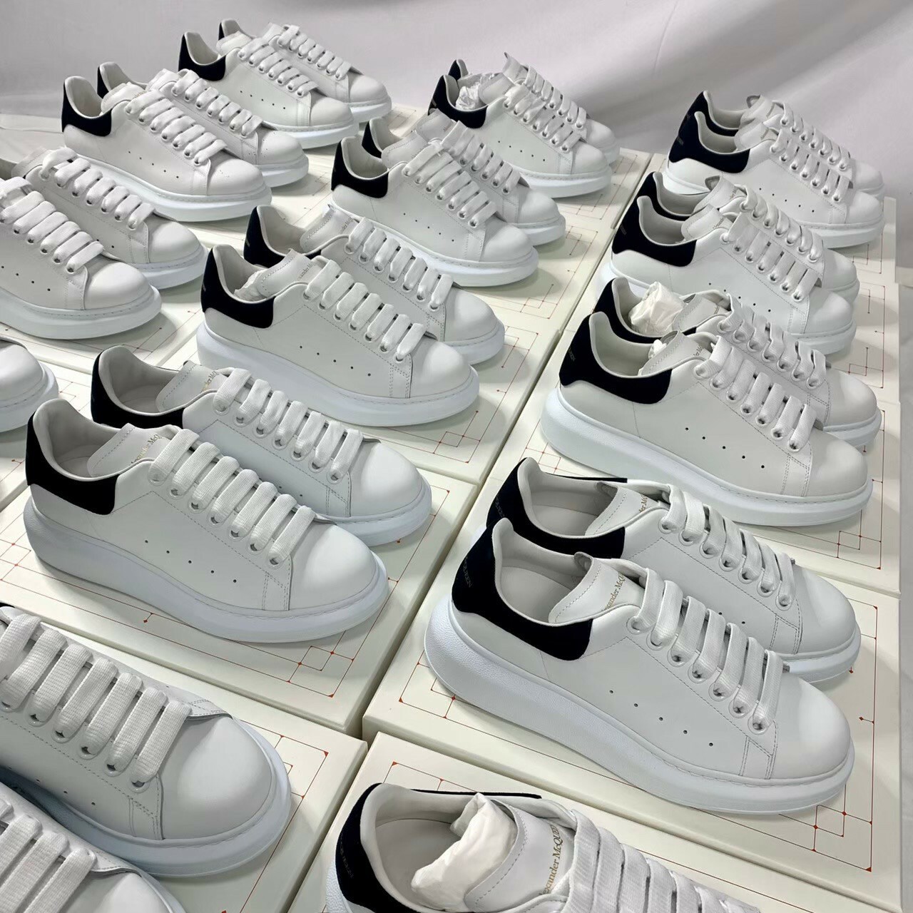 Alexander McQueen 經典款 黑尾厚底小白鞋 男女碼 皮革尾 麂皮尾