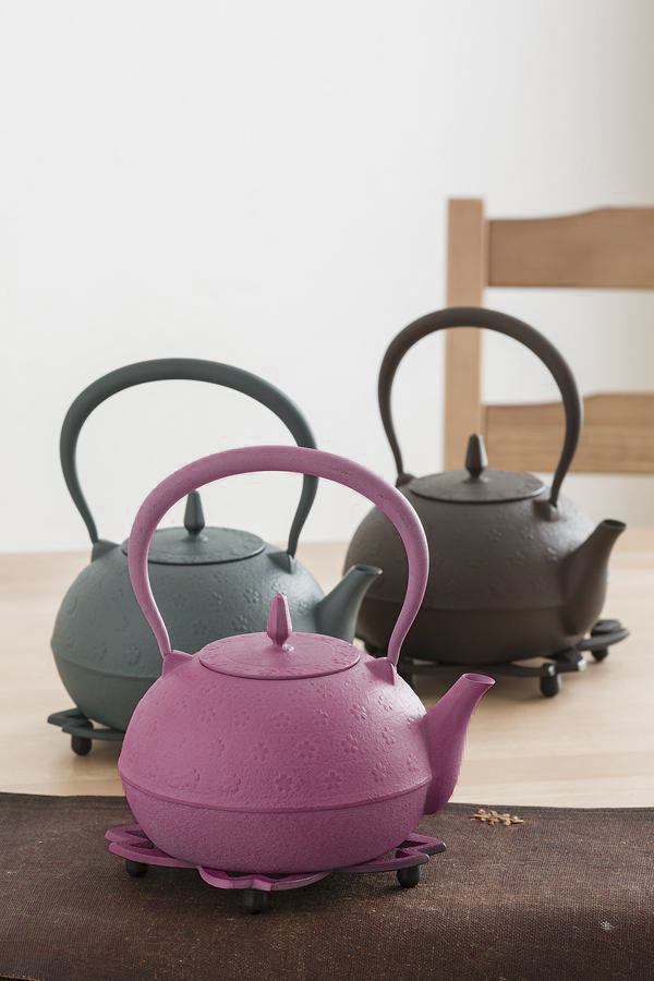 粉紅色的泡茶煮水鐵壺