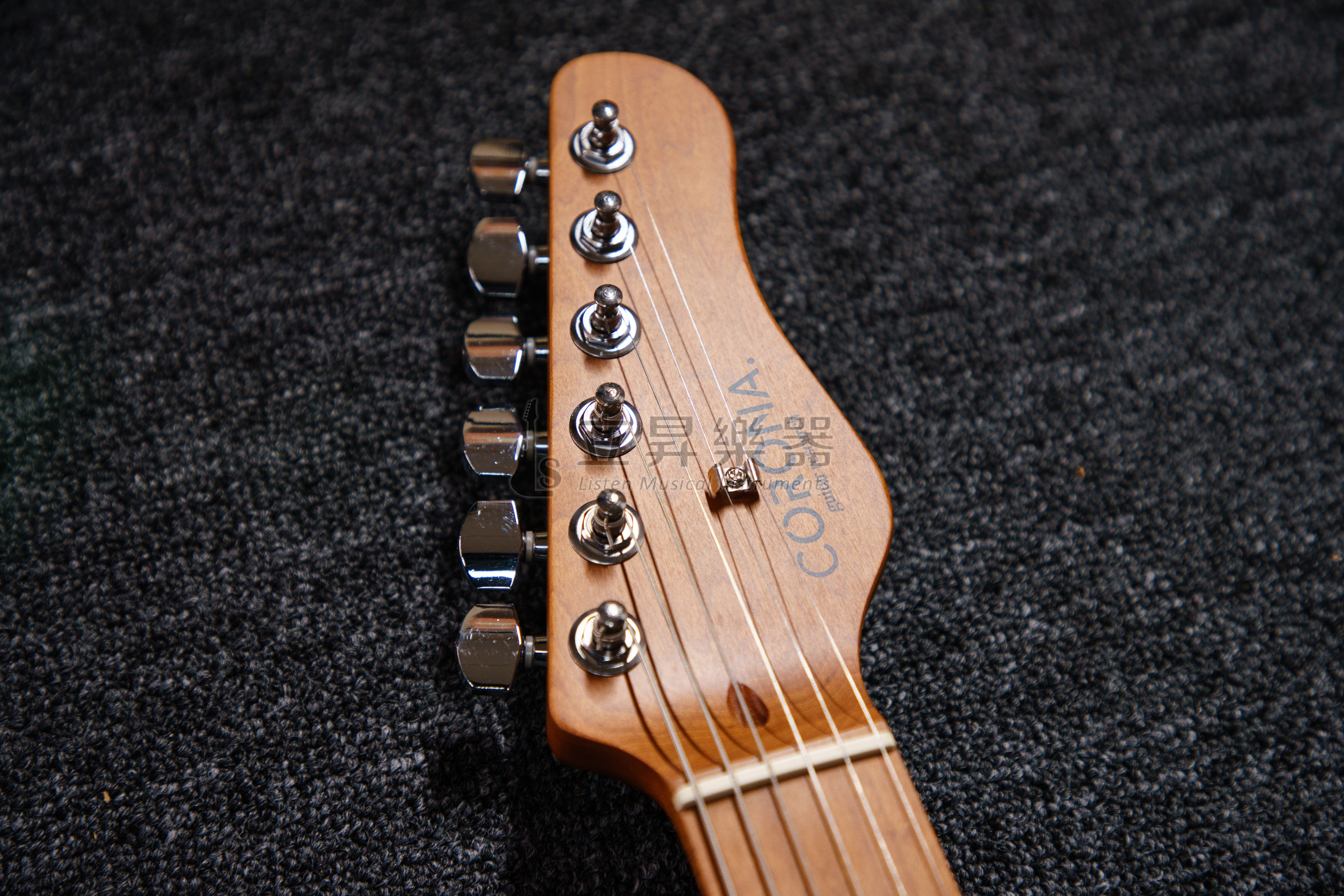 【多色可選】CORONA STANDARD PLUS SP22 Stratocaster 22格 烤楓木指板 附原廠厚袋 單單雙 兩點式 小搖座   BLK 黑色 【多色可選】CORONA STANDARD PLUS SP22 Stratocaster 22格 烤楓木指板 附原廠厚袋 單單雙 兩點式 小搖座 BLK 黑色 / OWT 奧林匹克白 / DHB 海豚藍 / SHP 貝殼粉紅 第 3 張圖片｜三峽吉他 / Bass