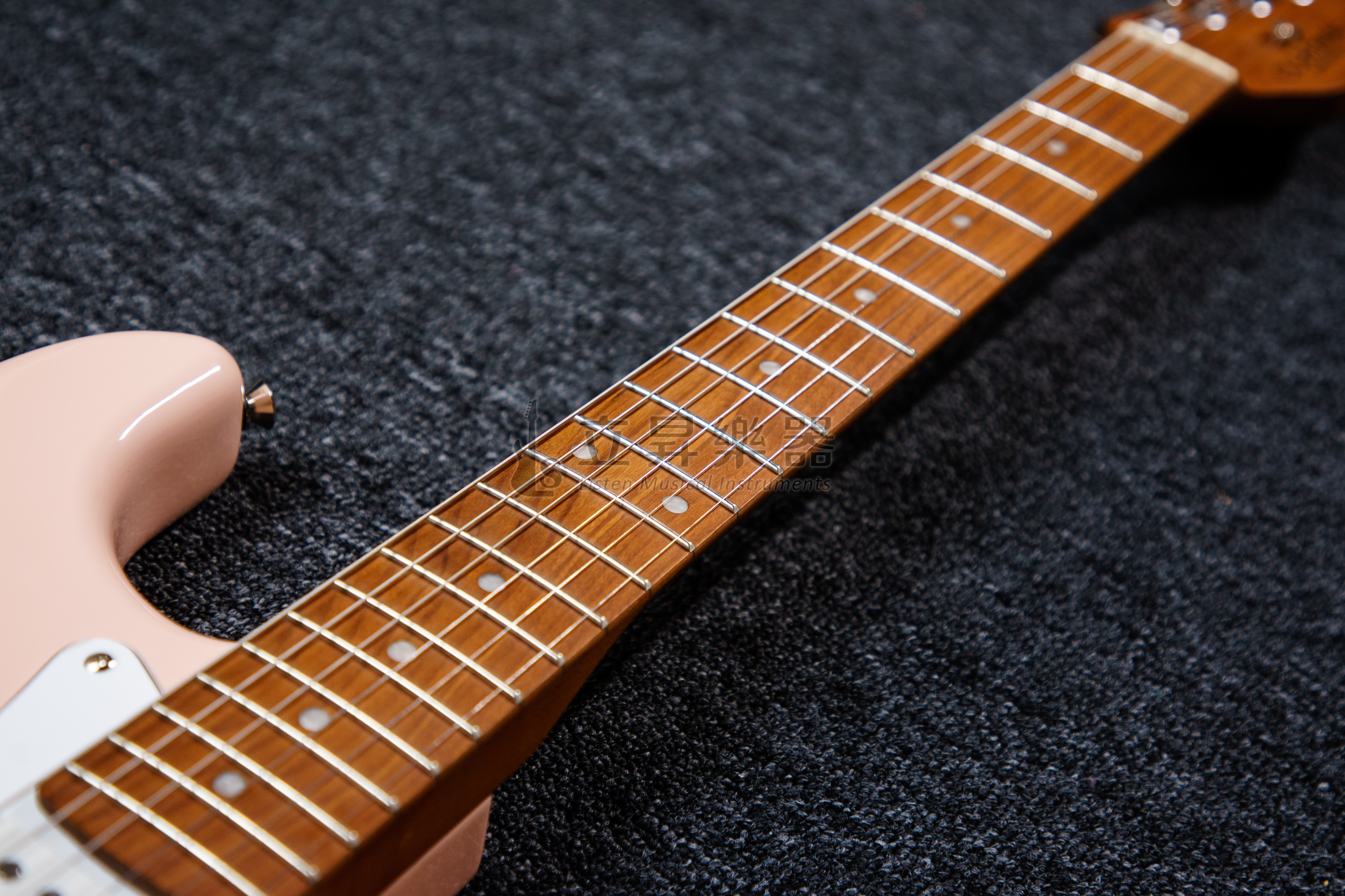 【多色可選】CORONA STANDARD PLUS SP22 Stratocaster 22格 烤楓木指板 附原廠厚袋 單單雙 兩點式 小搖座   BLK 黑色 【多色可選】CORONA STANDARD PLUS SP22 Stratocaster 22格 烤楓木指板 附原廠厚袋 單單雙 兩點式 小搖座 BLK 黑色 / OWT 奧林匹克白 / DHB 海豚藍 / SHP 貝殼粉紅 第 5 張圖片｜三峽吉他 / Bass