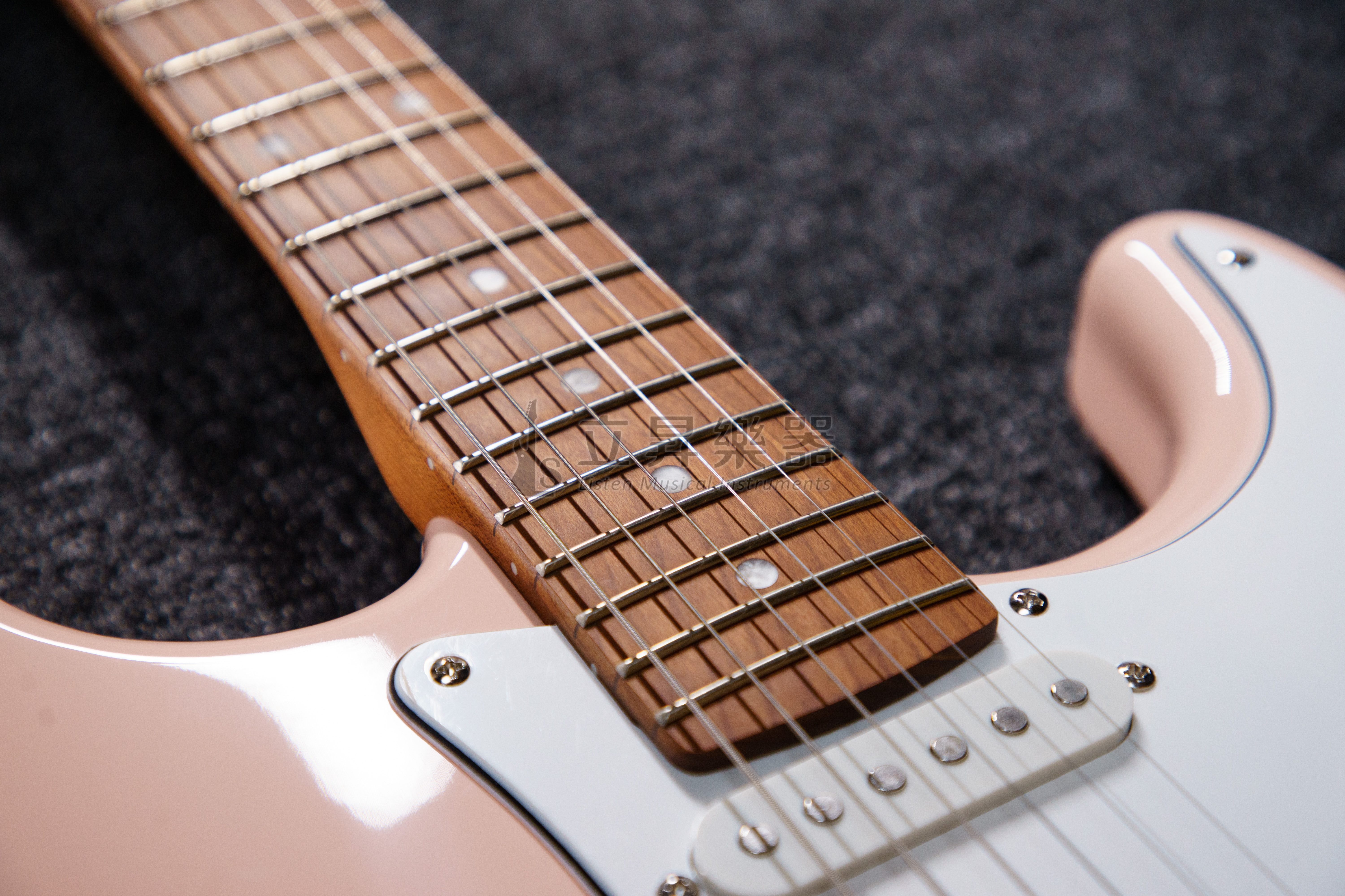 【多色可選】CORONA STANDARD PLUS SP22 Stratocaster 22格 烤楓木指板 附原廠厚袋 單單雙 兩點式 小搖座   BLK 黑色 【多色可選】CORONA STANDARD PLUS SP22 Stratocaster 22格 烤楓木指板 附原廠厚袋 單單雙 兩點式 小搖座 BLK 黑色 / OWT 奧林匹克白 / DHB 海豚藍 / SHP 貝殼粉紅 第 4 張圖片｜三峽吉他 / Bass