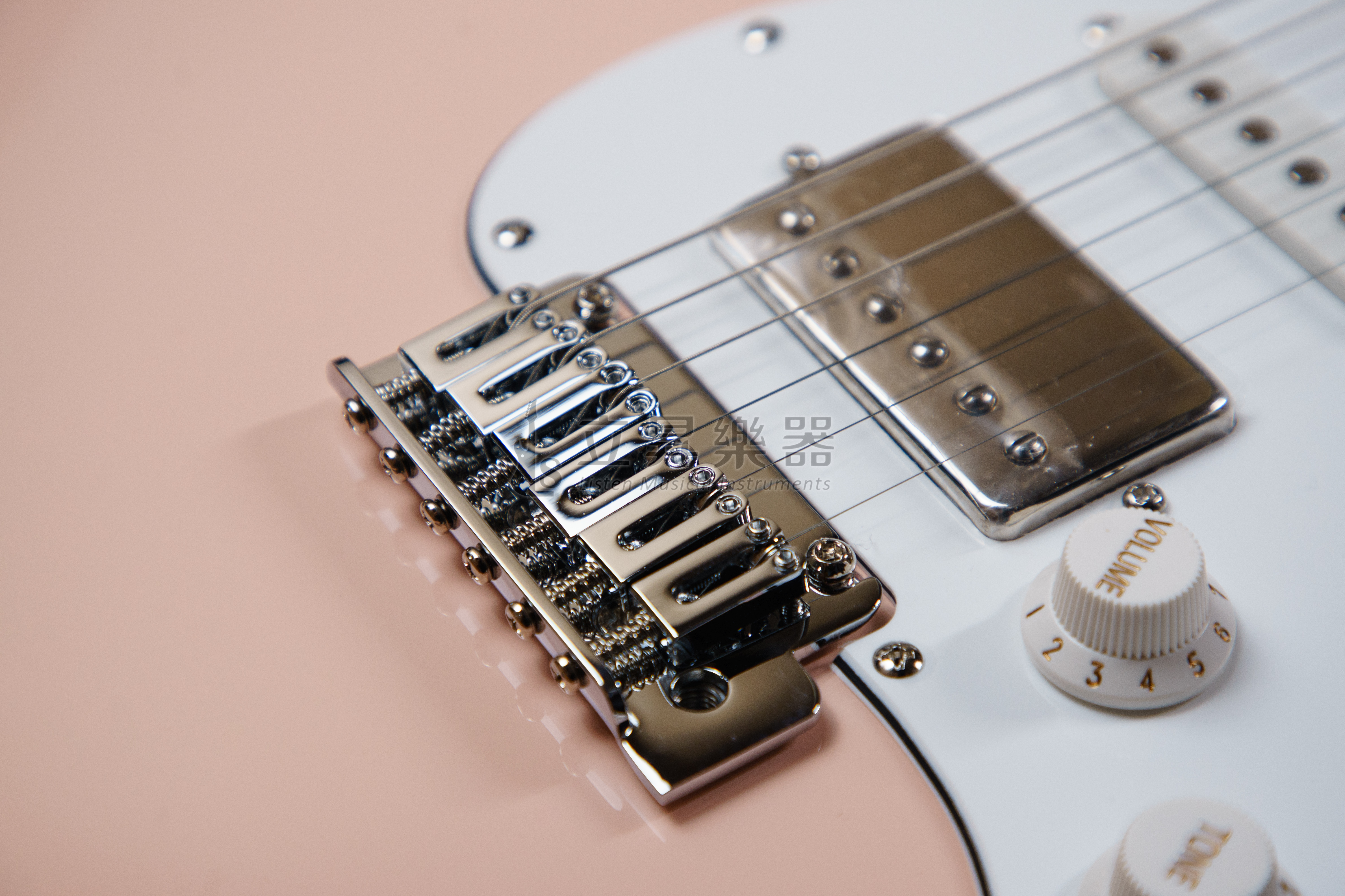 【多色可選】CORONA STANDARD PLUS SP22 Stratocaster 22格 烤楓木指板 附原廠厚袋 單單雙 兩點式 小搖座   BLK 黑色 【多色可選】CORONA STANDARD PLUS SP22 Stratocaster 22格 烤楓木指板 附原廠厚袋 單單雙 兩點式 小搖座 BLK 黑色 / OWT 奧林匹克白 / DHB 海豚藍 / SHP 貝殼粉紅 第 6 張圖片｜三峽吉他 / Bass