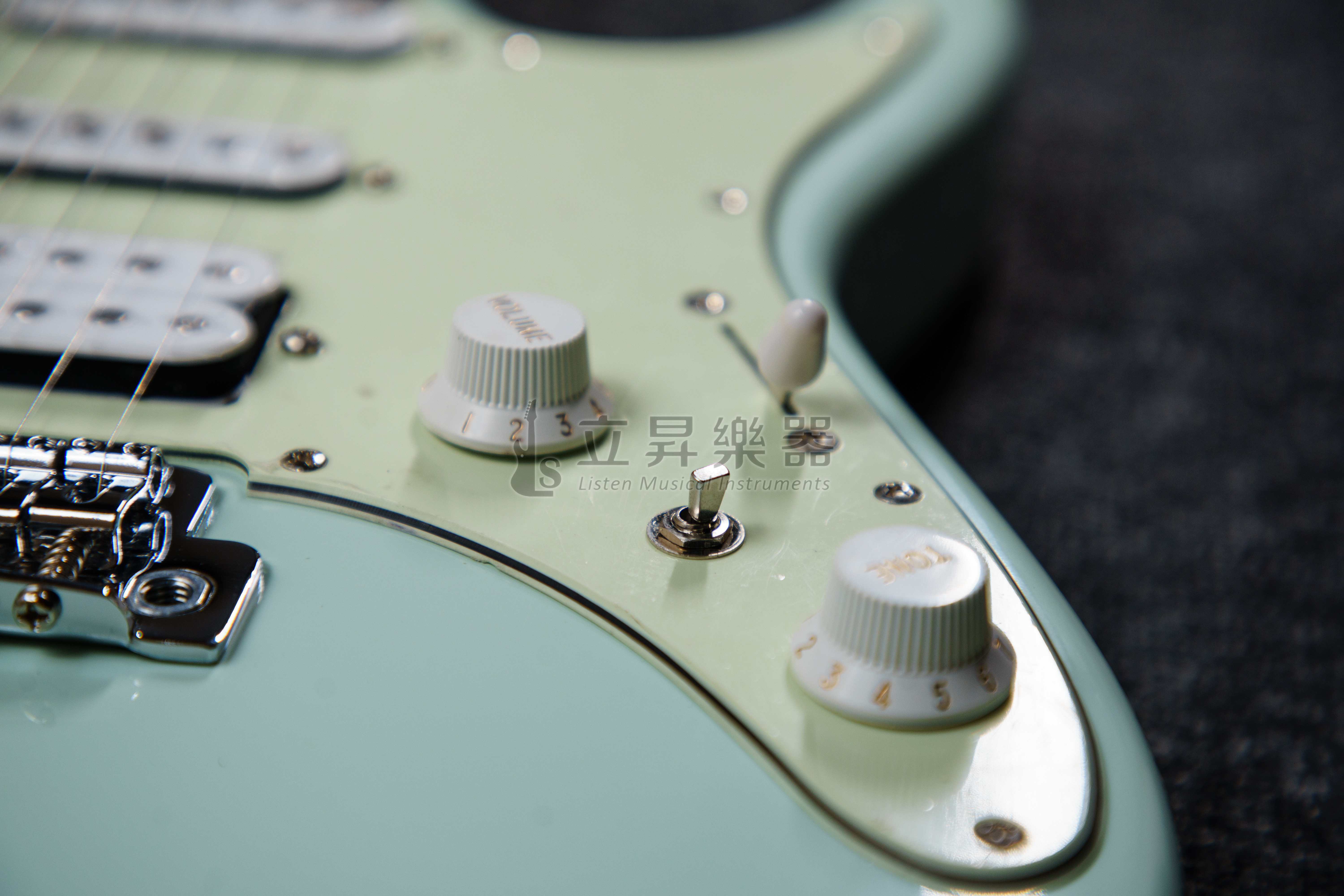 【多色可選】Ibanez AZES40 單單雙 小搖座 白揚木琴身 楓木琴頸 dyna-MIX9 切換系統  贈琴袋、背帶、調音器、導線   BK 黑色 【多色可選】Ibanez AZES40 單單雙 小搖座 白揚木琴身 楓木琴頸 dyna-MIX9 切換系統 贈琴袋、背帶、調音器、導線 BK 黑色 / PRB 純粹藍 / MGR 薄荷綠 / PPK 淡粉色 第 5 張圖片｜三峽吉他 / Bass