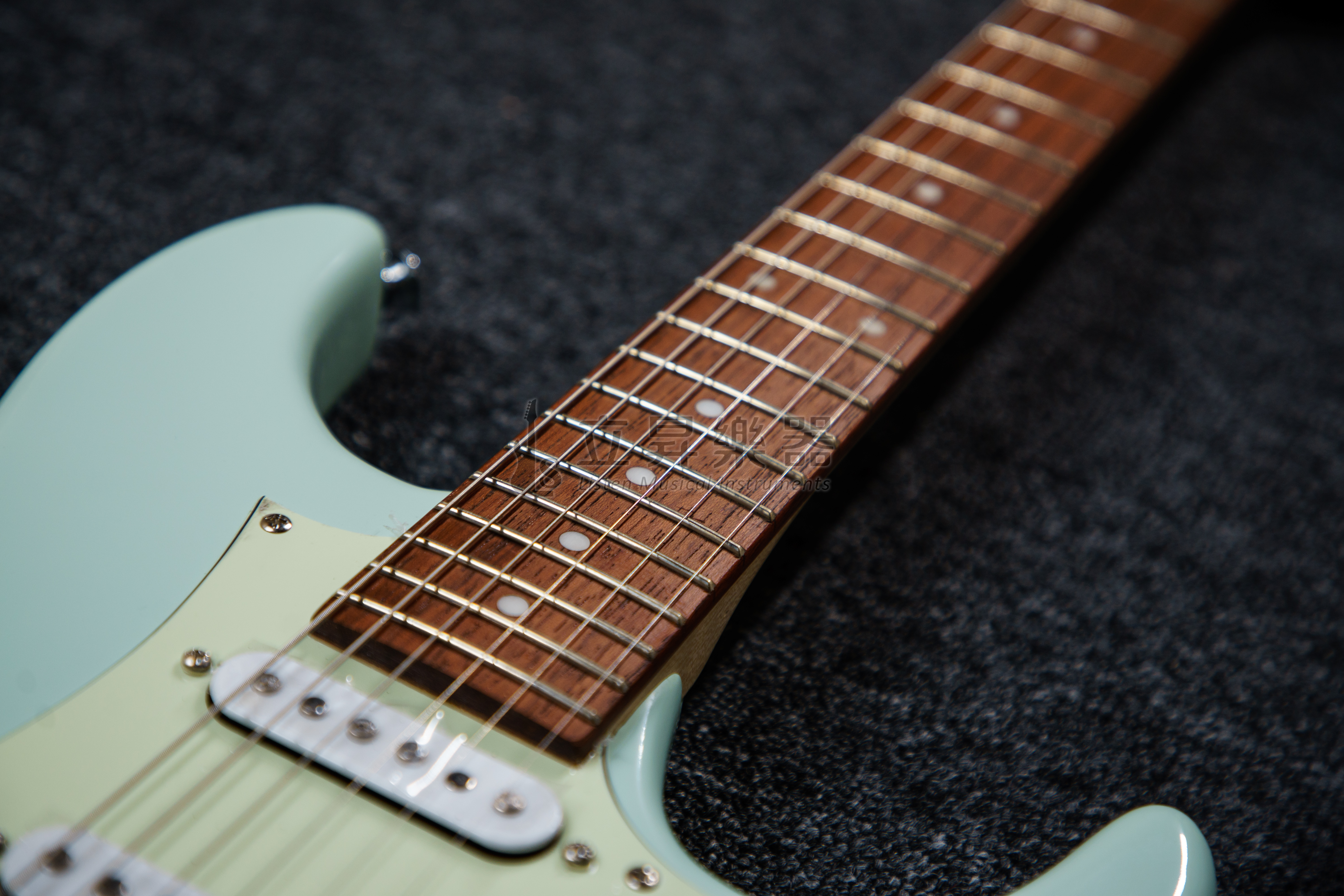 【多色可選】Ibanez AZES40 單單雙 小搖座 白揚木琴身 楓木琴頸 dyna-MIX9 切換系統  贈琴袋、背帶、調音器、導線   BK 黑色 【多色可選】Ibanez AZES40 單單雙 小搖座 白揚木琴身 楓木琴頸 dyna-MIX9 切換系統 贈琴袋、背帶、調音器、導線 BK 黑色 / PRB 純粹藍 / MGR 薄荷綠 / PPK 淡粉色 第 4 張圖片｜三峽吉他 / Bass