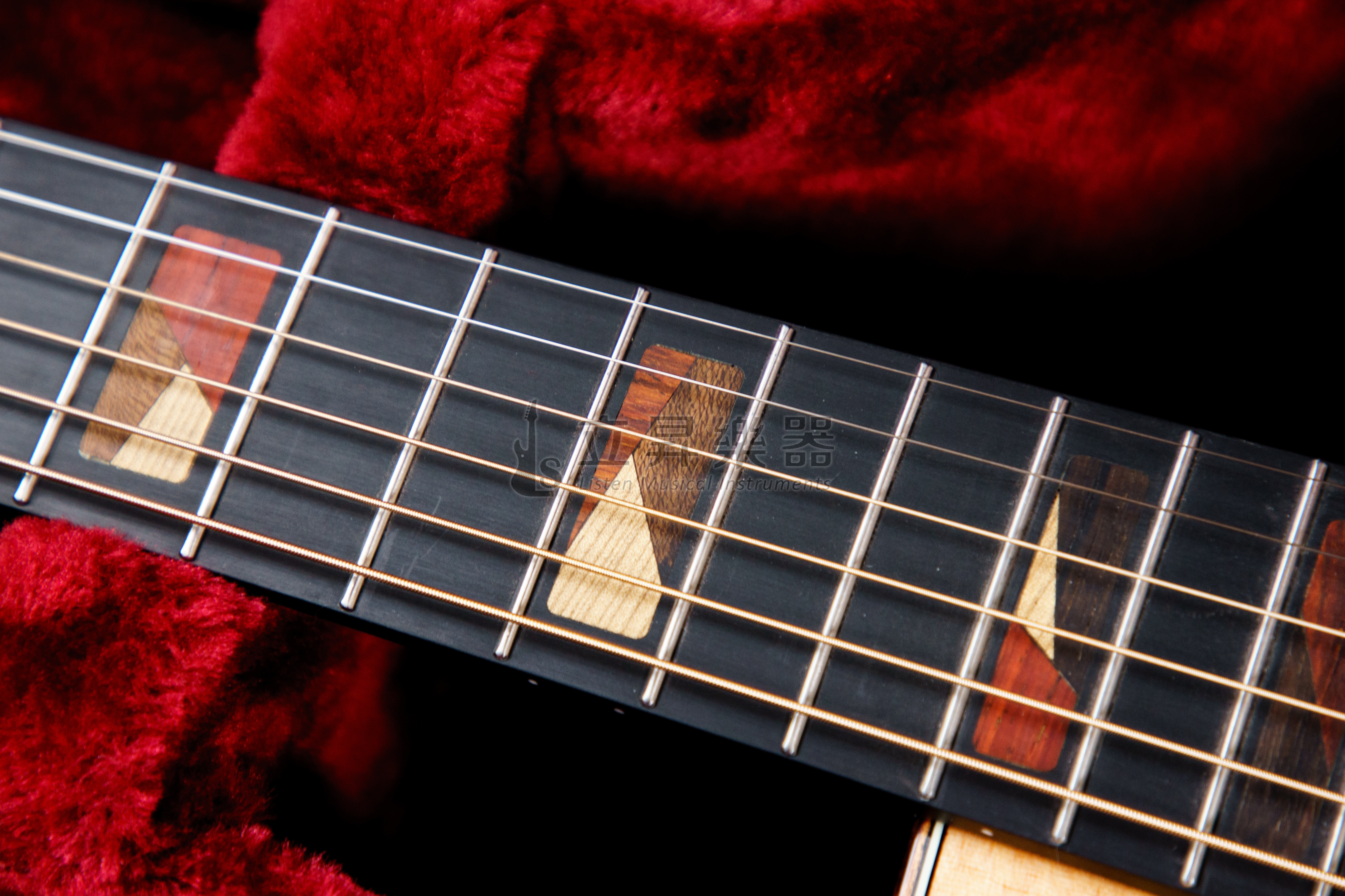 弦墨 春華 西堤卡熊爪雲杉面板 桃花心木側背 全單 41吋 GA桶缺角 駱駝骨弦枕弦釘 鏤空立木 懸浮琴頸 台灣公司貨 弦墨吉他 第 5 張圖片｜三峽吉他 / Bass