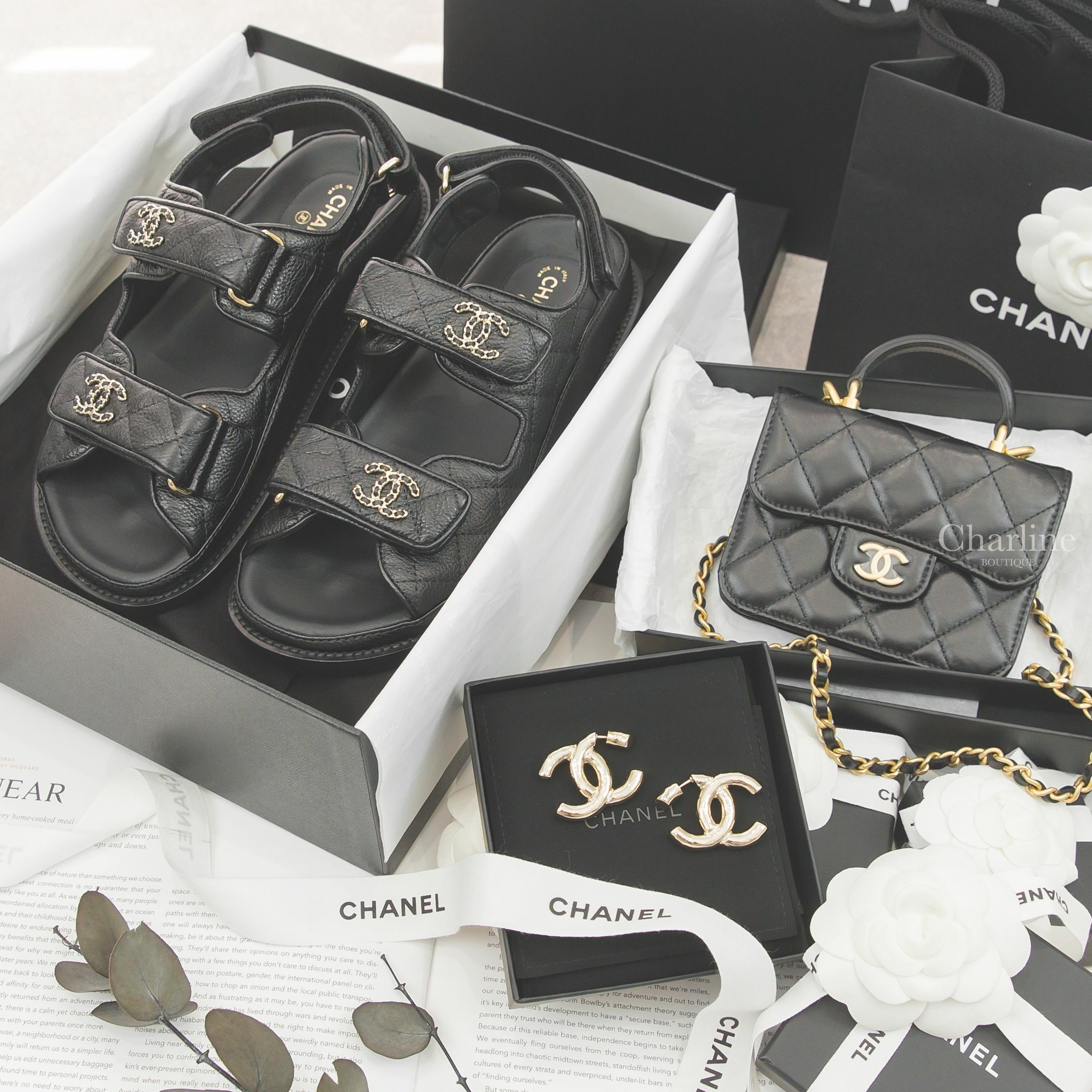 Chanel Sandal 黑色金CC皮穿鍊魔鬼氈荔枝菱格紋涼鞋,Chanel Flap Coin Purse 黑色金鍊金CC羊皮菱格紋手提肩背包,Chanel Earrings 金色金屬亮面CC耳環-Charline Boutique 精品代購