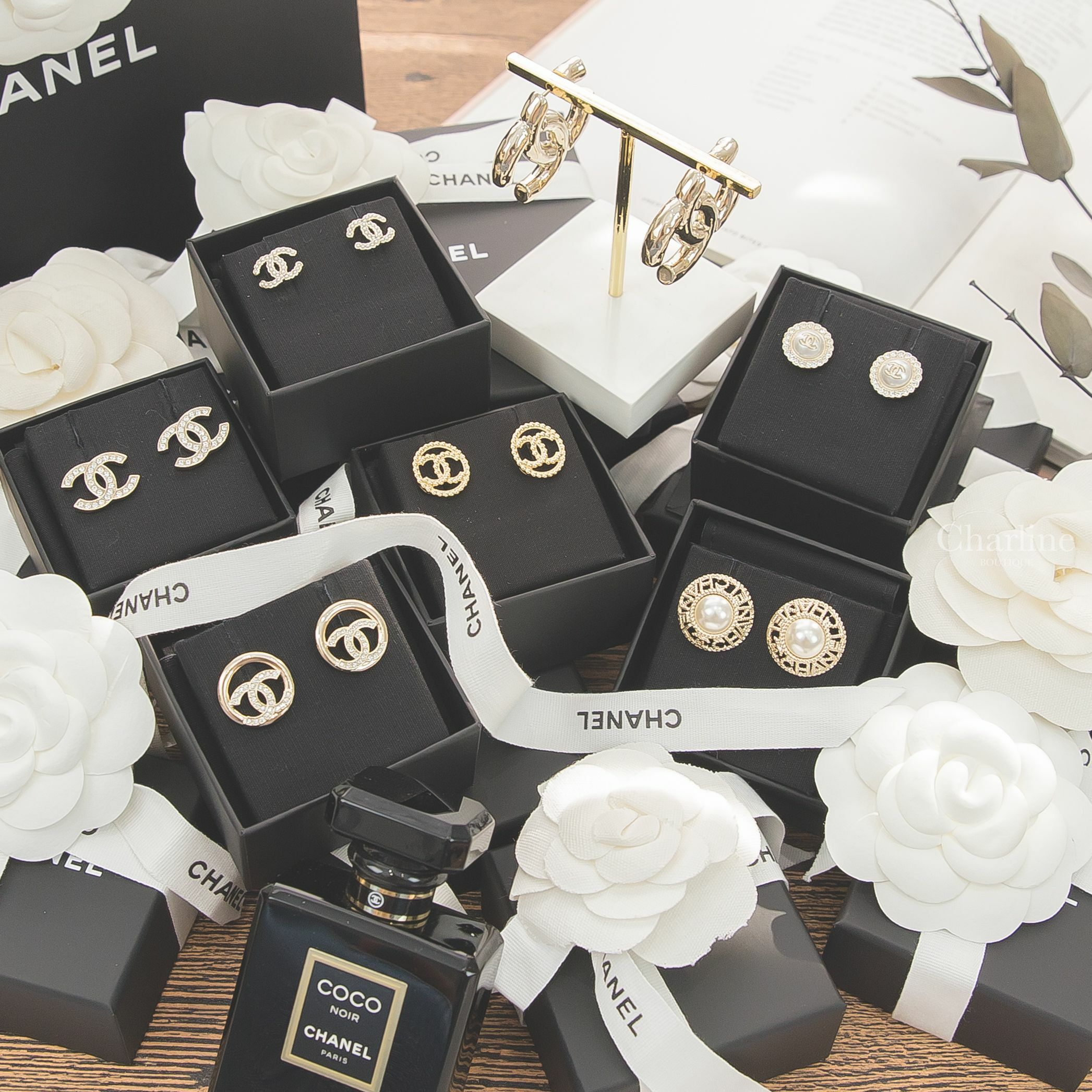 Chanel Earrings 金色金屬亮面CC耳環,金色白色珍珠CC耳環,金色水鑽CC耳環,金色顆粒CC圓型簍空耳環,金色水鑽CC簍空圓型耳環,金色水鑽花瓣CC珍珠圓型耳環,金色簍空字樣珍珠圓型耳環-Charline Boutique 精品代購