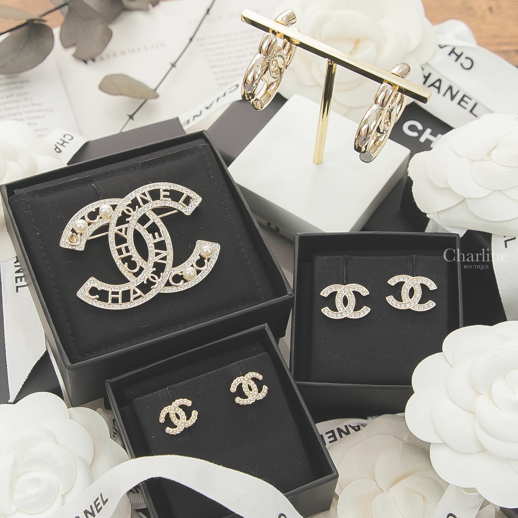 Chanel Earrings 金色亮面CC耳環,Chanel Earrings 金色珍珠CC耳環,Chanel Earrings 金色水鑽CC耳環,Chanel Brooch 金色CC珍珠字母水鑽胸針-Charline Boutique 精品代購