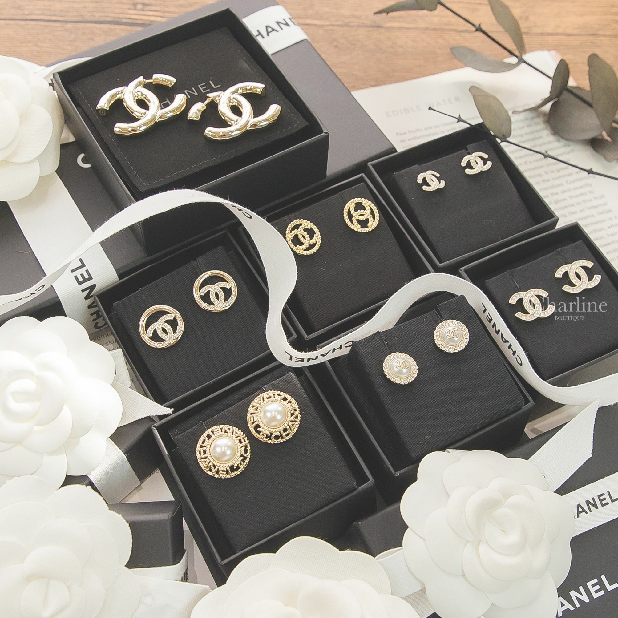 Chanel Earrings 金色金屬亮面CC耳環,金色白色珍珠CC耳環,金色水鑽CC耳環,金色顆粒CC圓型簍空耳環,金色水鑽CC簍空圓型耳環,金色水鑽花瓣CC珍珠圓型耳環,金色簍空字樣珍珠圓型耳環-Charline Boutique 精品代購