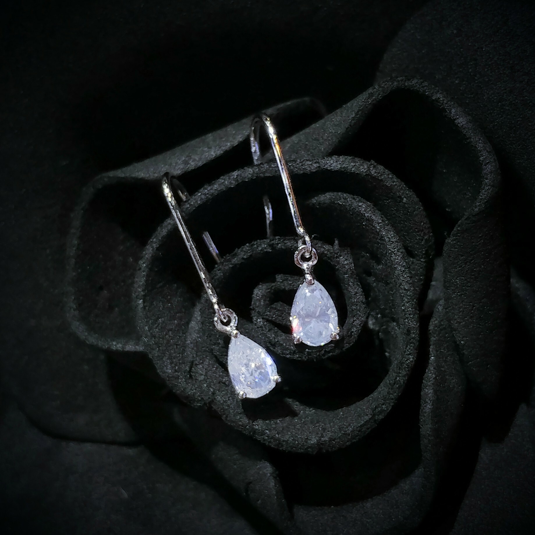 全新18K白金【主石59份梨形鑽石】吊耳環