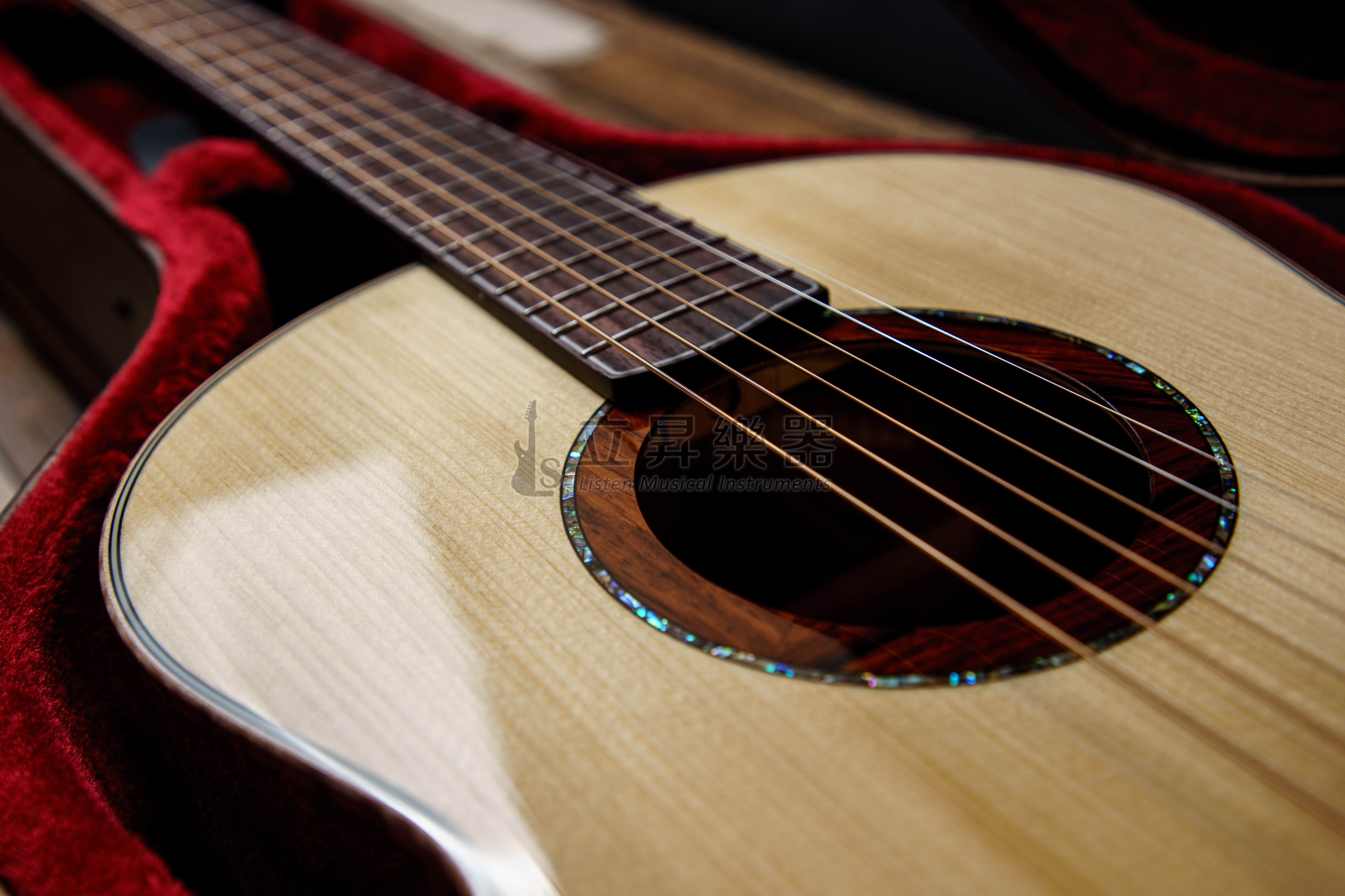 弦墨 玲瓏 德國雲杉面板 桃花心木側背 全單 旅行 38吋 Lowden 老鄧桶身 駱駝骨弦枕弦釘 台灣公司貨 弦墨吉他 第 3 張圖片｜三峽吉他 / Bass