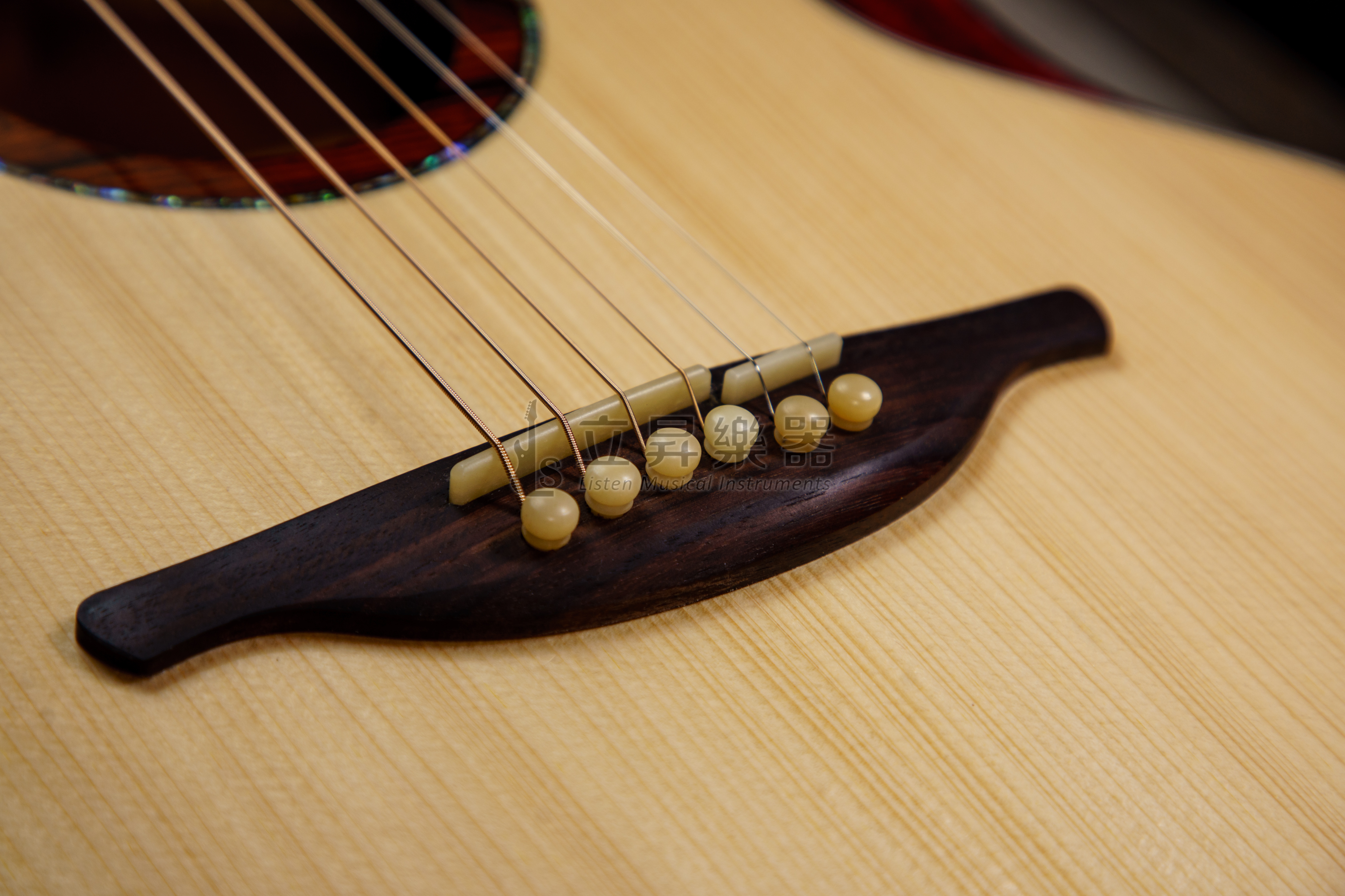 弦墨 玲瓏 德國雲杉面板 桃花心木側背 全單 旅行 38吋 Lowden 老鄧桶身 駱駝骨弦枕弦釘 台灣公司貨 弦墨吉他 第 5 張圖片｜三峽吉他 / Bass