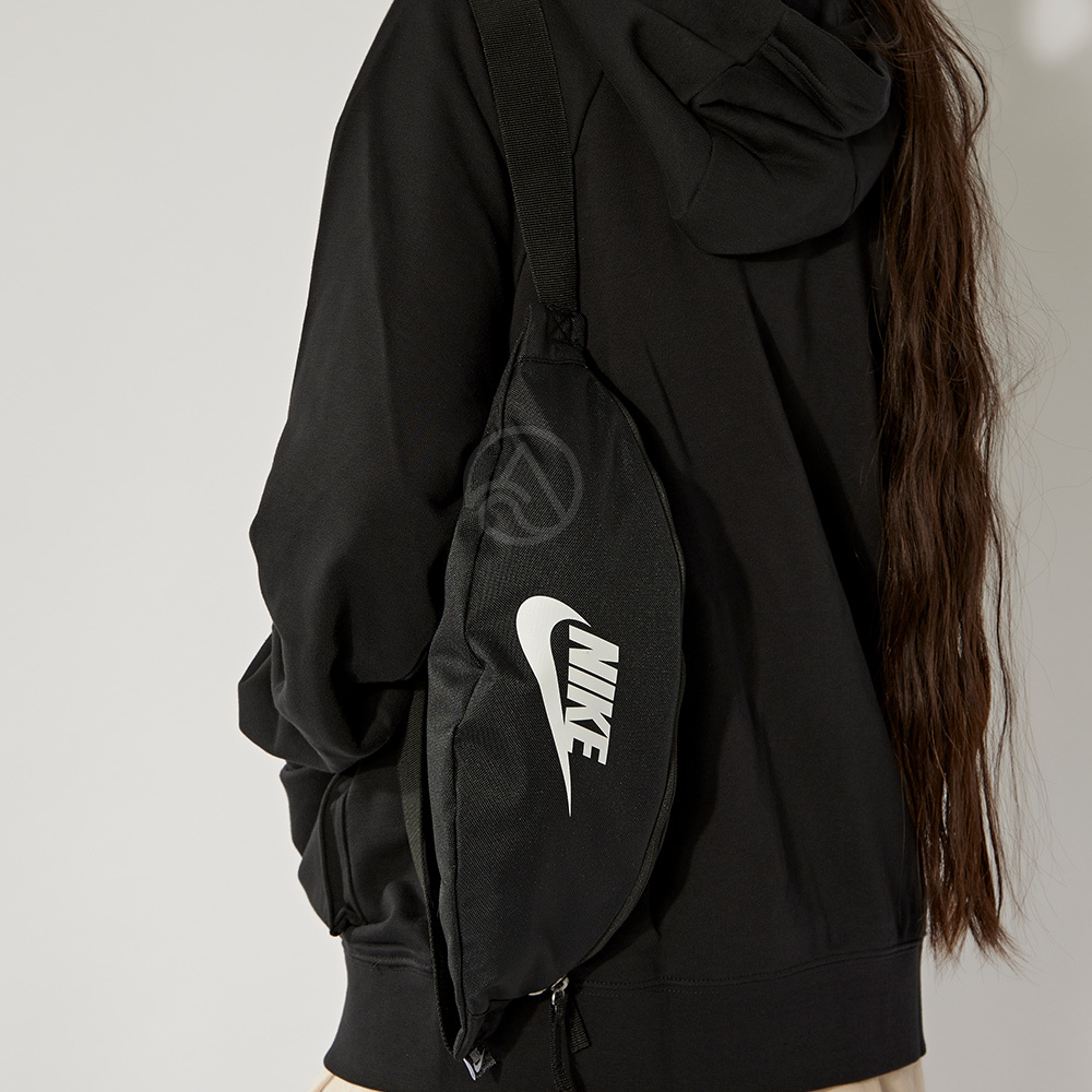 Nike Heritage 黑 經典Logo 腰包 斜背包 側背包 DB0490-010