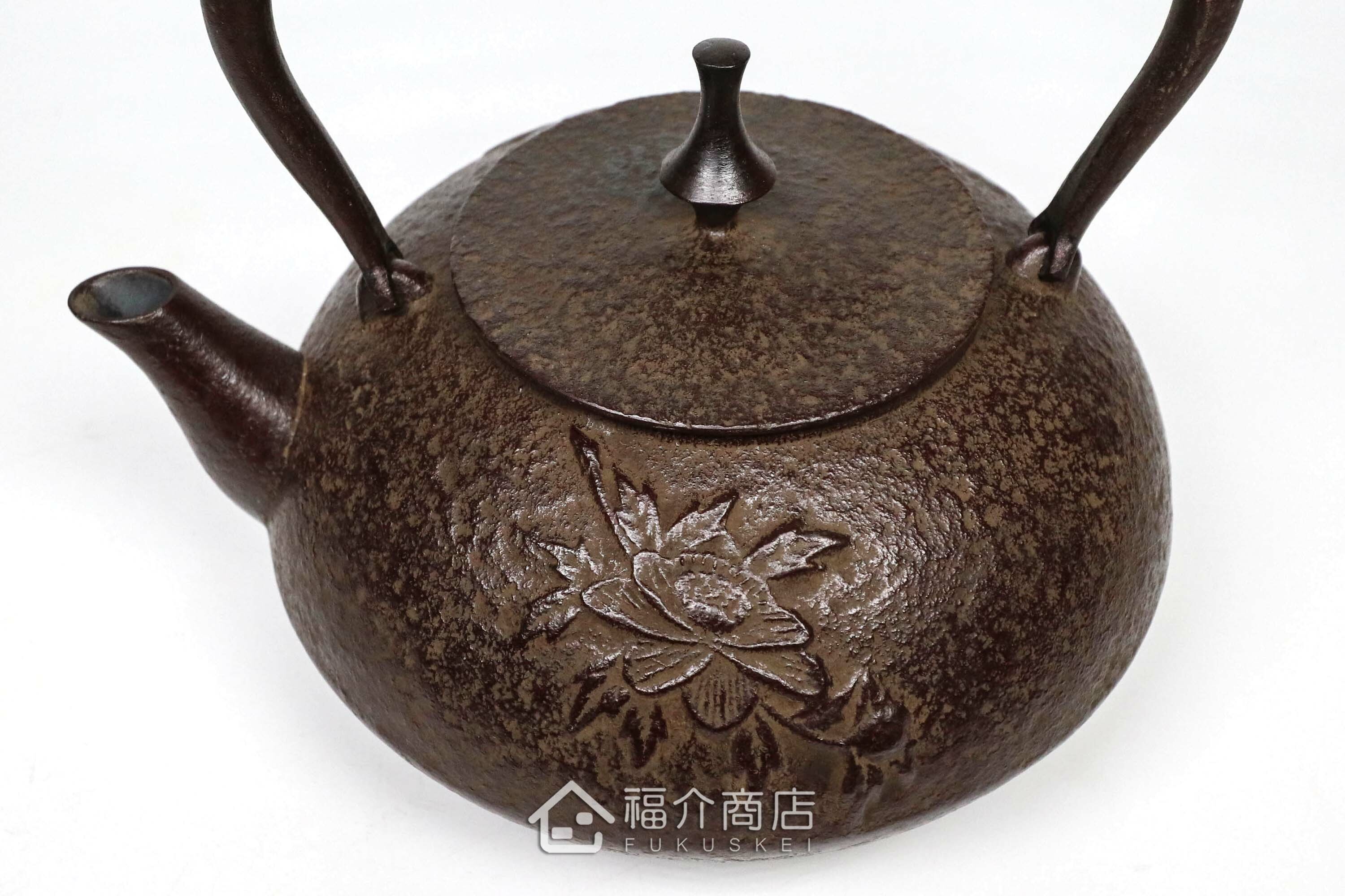 煮水泡茶用的日本製牡丹花朵紋樣鑄鐵壺