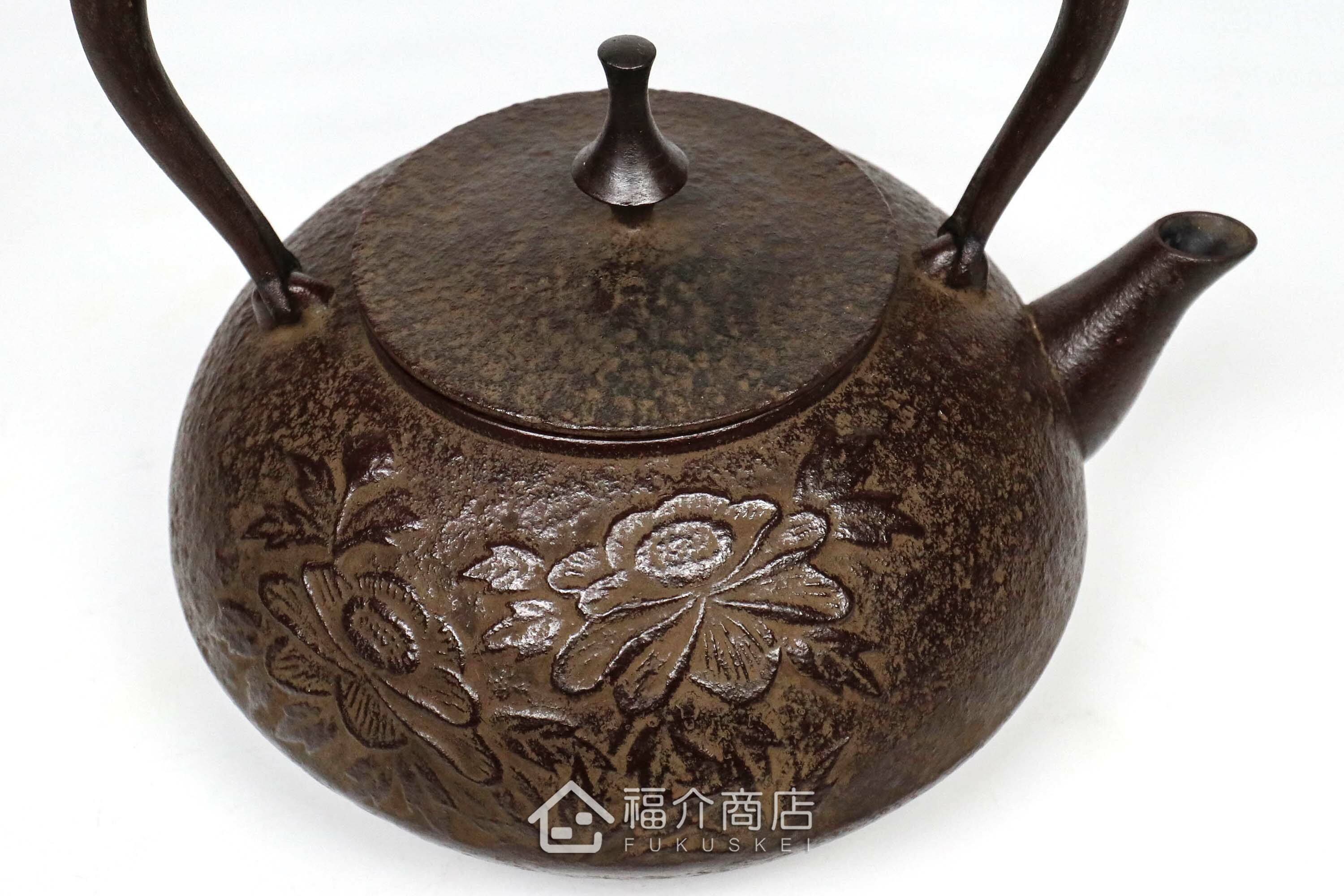 煮水泡茶用的日本製牡丹花朵紋樣鑄鐵壺