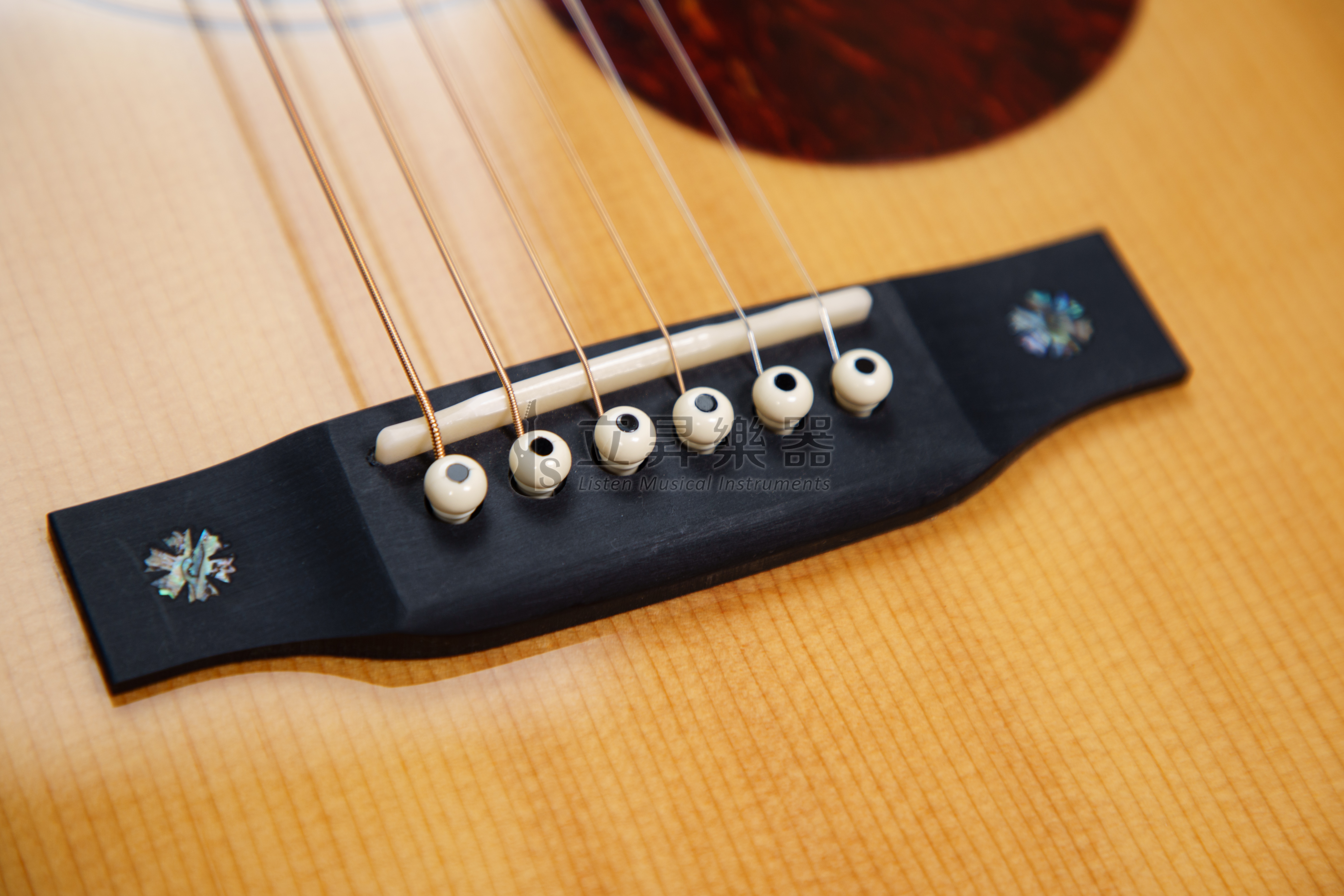 SIGMA SIGMA OMT-1 雲杉木面單板 Tilia椴木側背板 桃花心木琴頸 OM桶身 牛骨弦枕 面單 第 4 張圖片｜三峽鼓 / 打擊