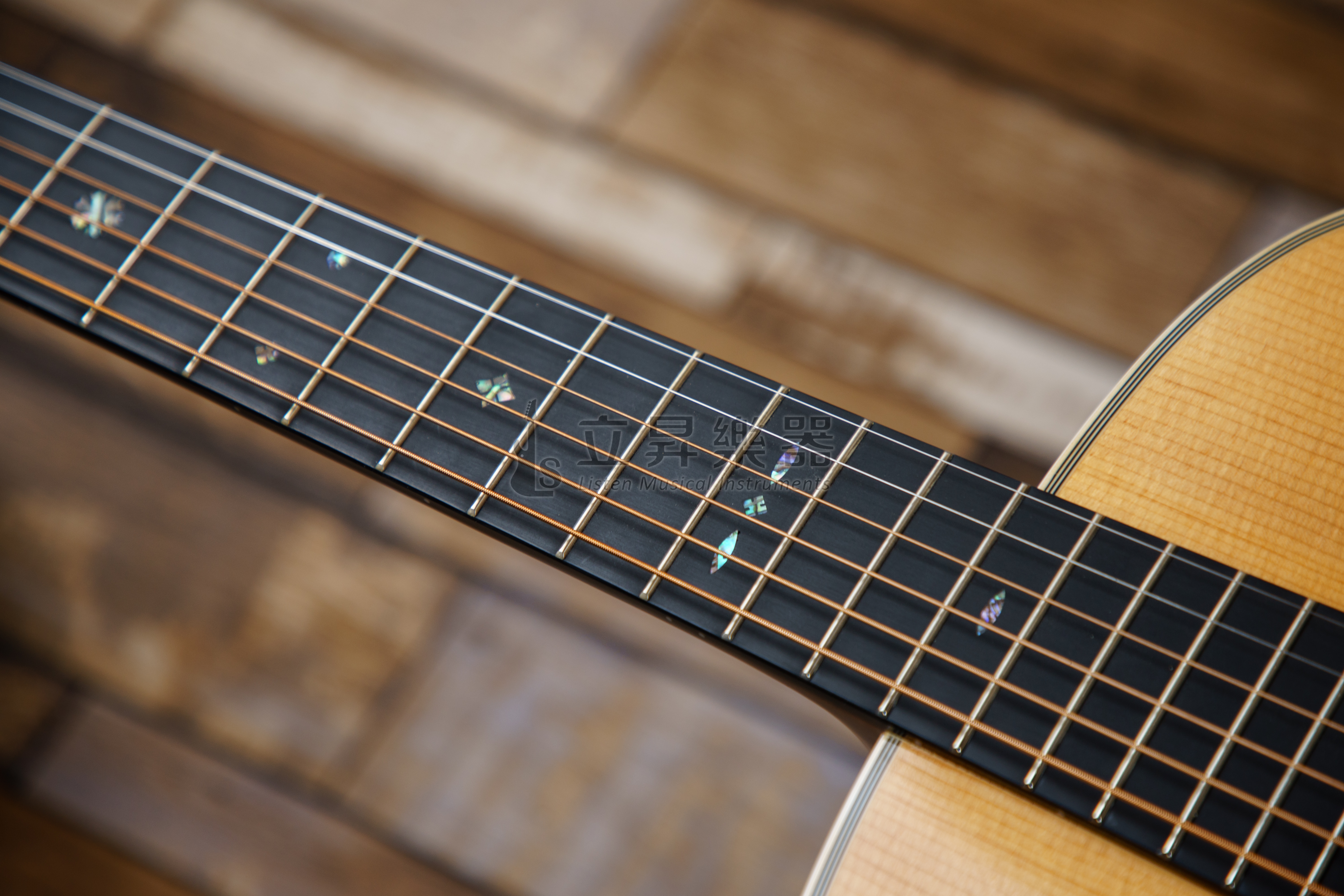 SIGMA SIGMA OMT-1 雲杉木面單板 Tilia椴木側背板 桃花心木琴頸 OM桶身 牛骨弦枕 面單 第 3 張圖片｜三峽鼓 / 打擊