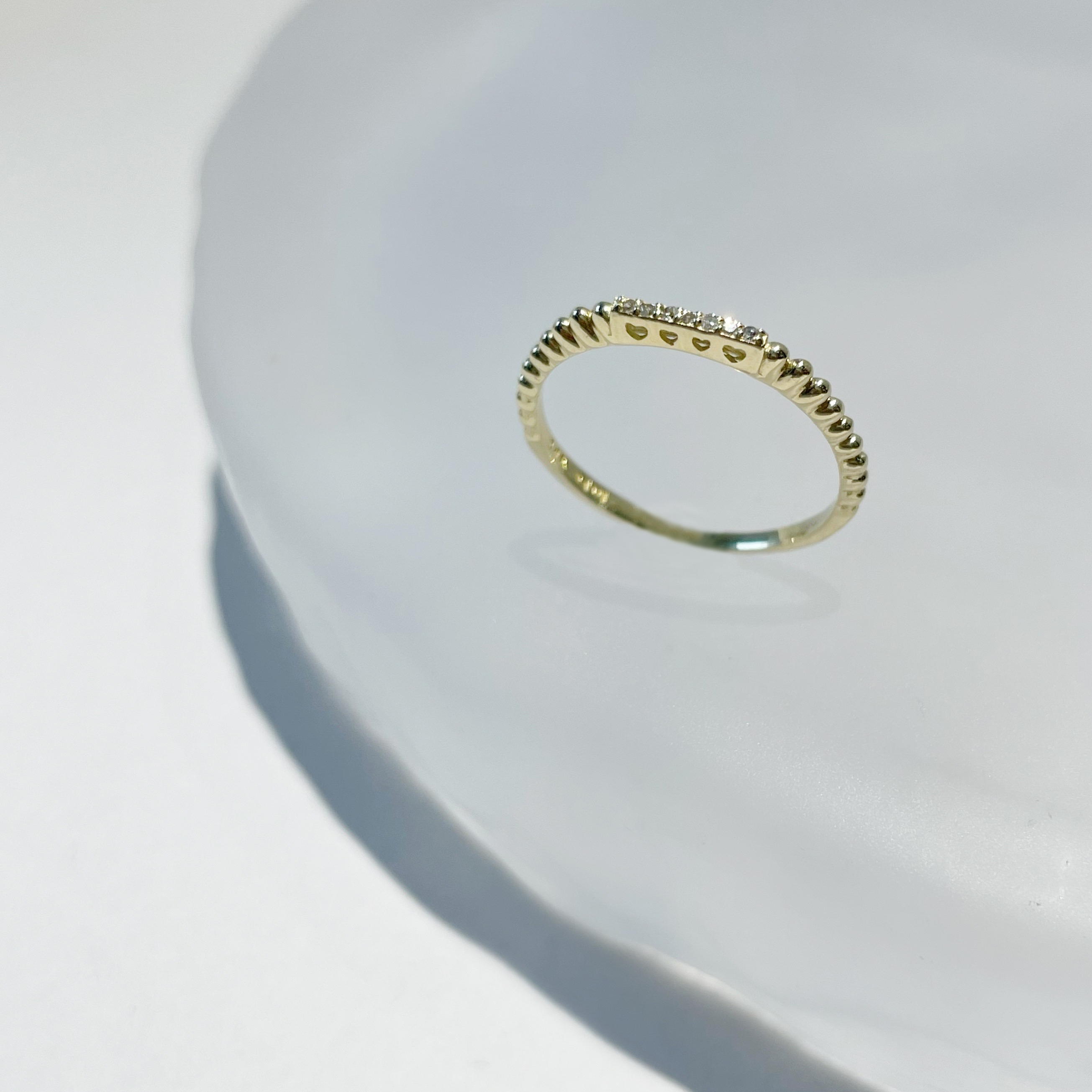 14K側簍空愛心排鑽戒指