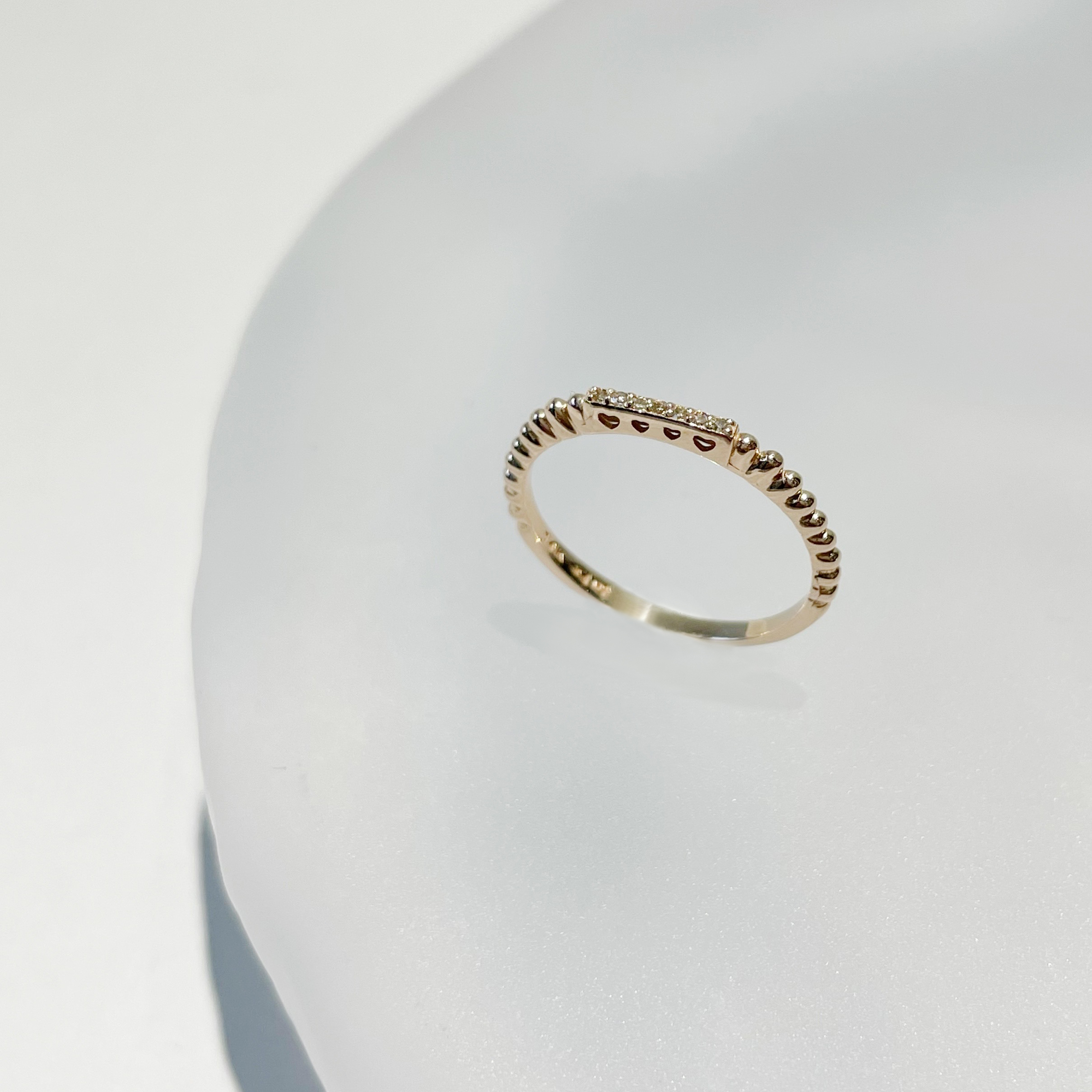 14K側簍空愛心排鑽戒指