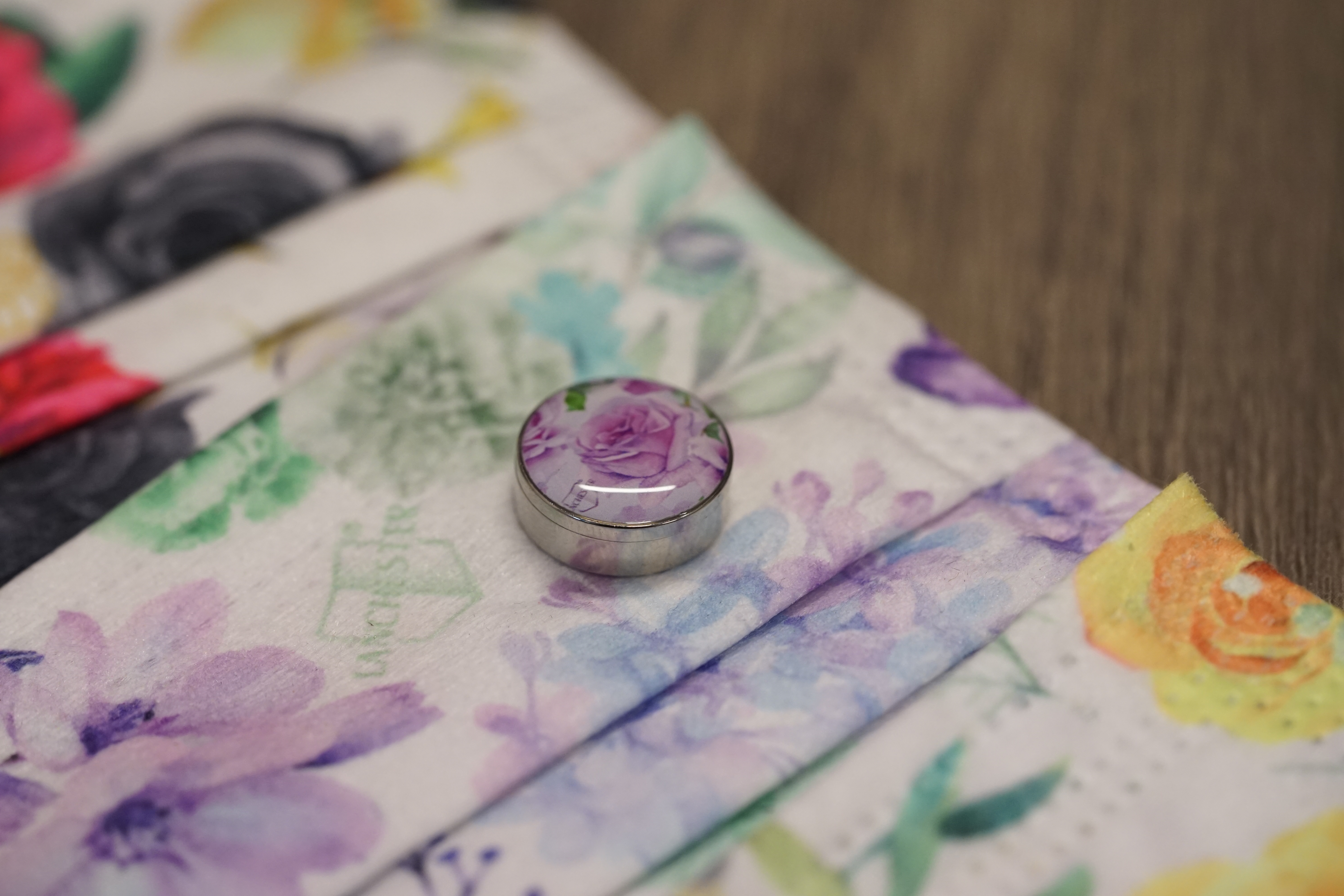 15mm 玫瑰 圖案香薰扣 香精油釦 精油飾物 口罩/衣領適用 磁石釦 口罩香薰夾 (紫色)(連6片顏色隨機的可重用棉片)(隨機送上口罩3片)