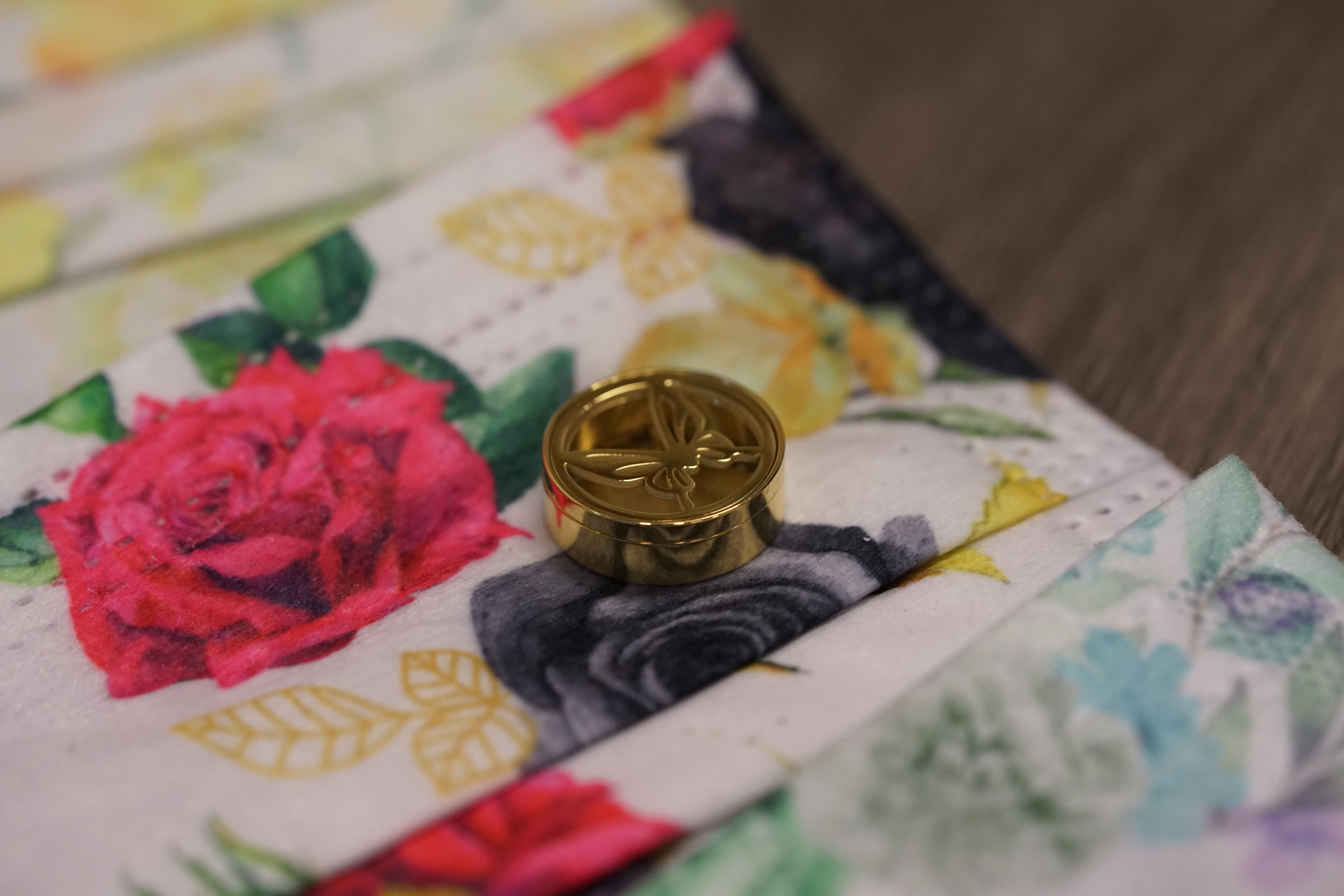 15mm 蝴蝶 圖案香薰扣 香精油釦 精油飾物 口罩/衣領適用 磁石釦 口罩香薰夾 (金色)(連6片顏色隨機的可重用棉片)(隨機送上口罩3片)