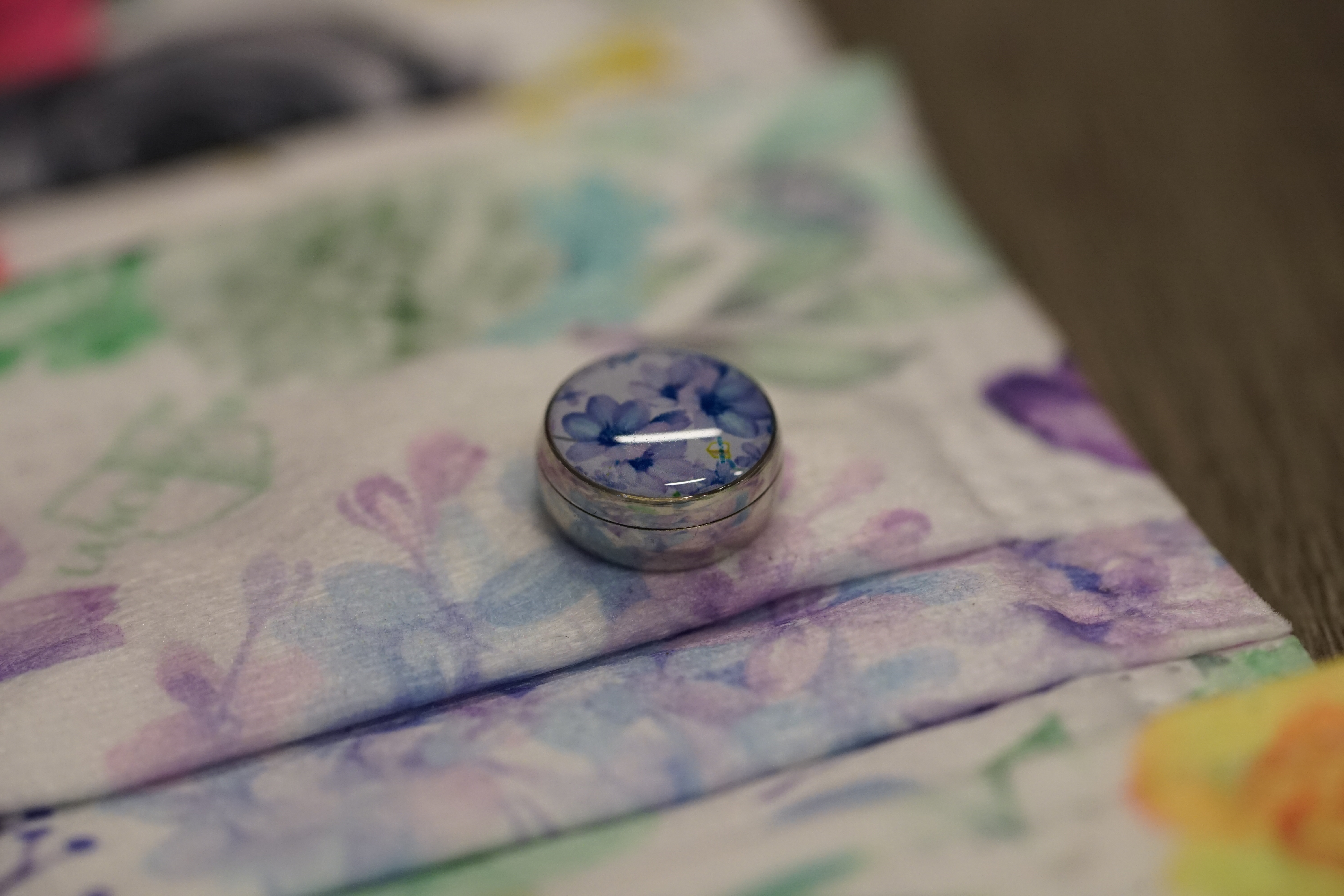 12mm 紫花 圖案香薰扣 香精油釦 精油飾物 口罩/衣領適用 磁石釦 口罩香薰夾 (銀色)(連6片顏色隨機的可重用棉片)(隨機送上口罩3片)