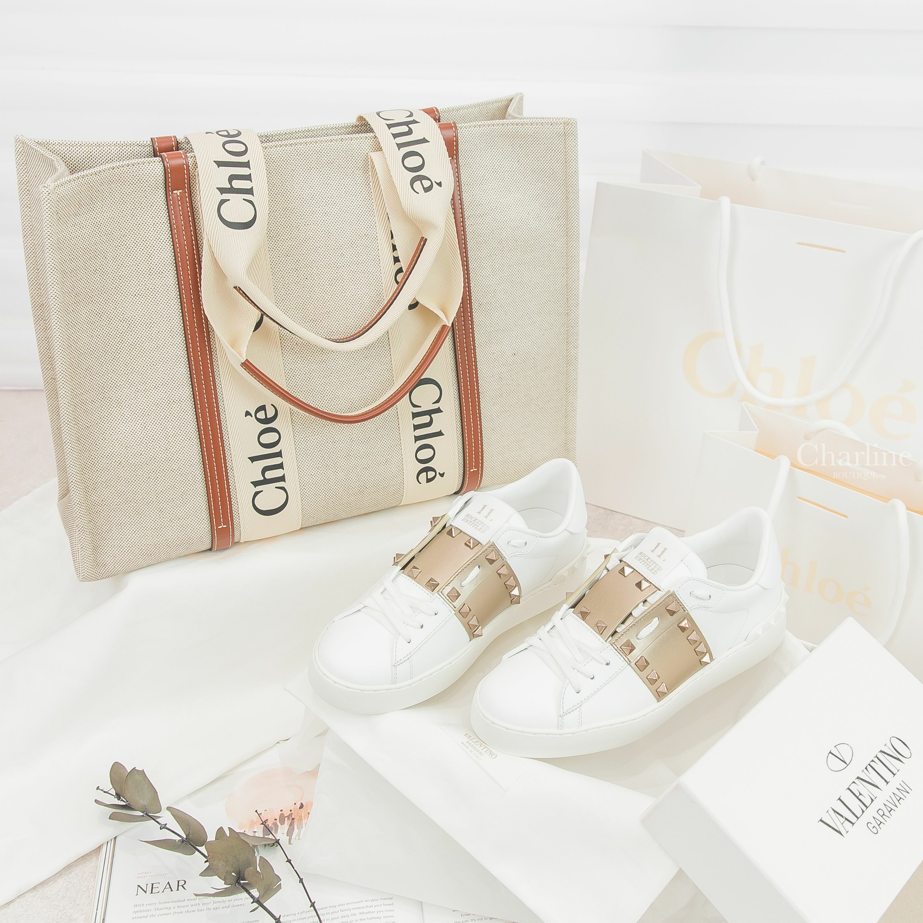 Valentino Rockstud Untitled Sneaker 白色拼蜜桃金牛皮卯釘運動鞋,Chloe Large Woody Tote Bag 米白色帆布拼棕色皮革黑Logo大型提把托特包-Charline Boutique 精品代購