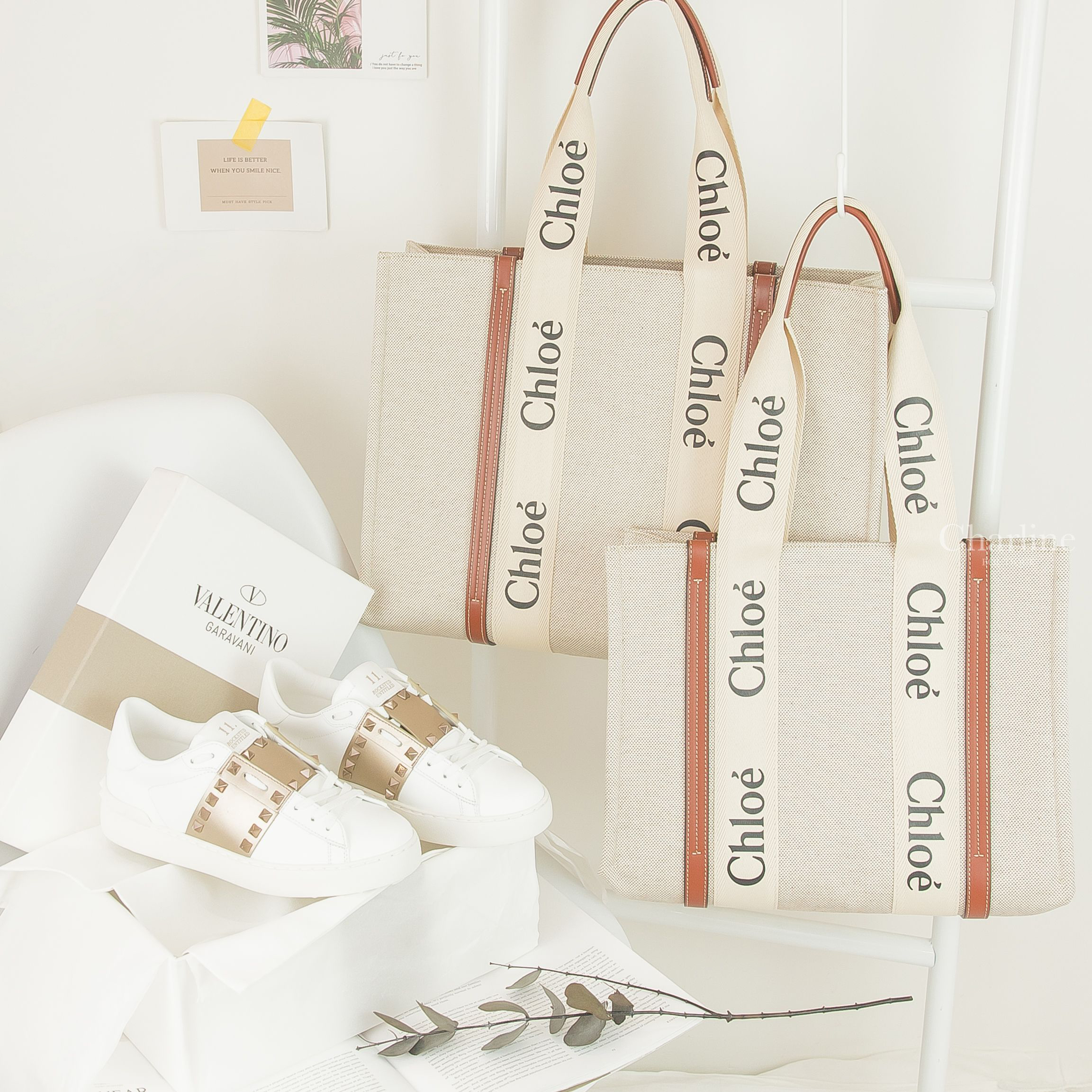 Chloe Tote 米白色帆布拼棕色皮革黑Logo大型提把托特包,Chloe Tote 米白色帆布拼棕色皮革黑Logo中型提把托特包,Valentino Sneaker 白色拼蜜桃金牛皮卯釘運動鞋-Charline Boutique 精品代購