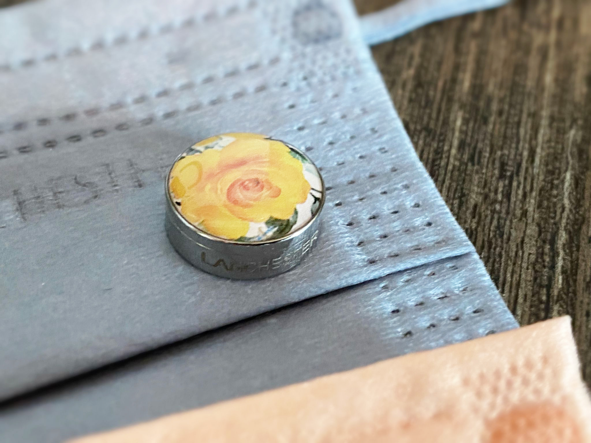 15mm 黃玫瑰 圖案香薰扣 香精油釦 精油飾物 口罩/衣領適用 磁石釦 口罩香薰夾 (白金銀色)(連6片顏色隨機的可重用棉片)(隨機送上口罩3片)