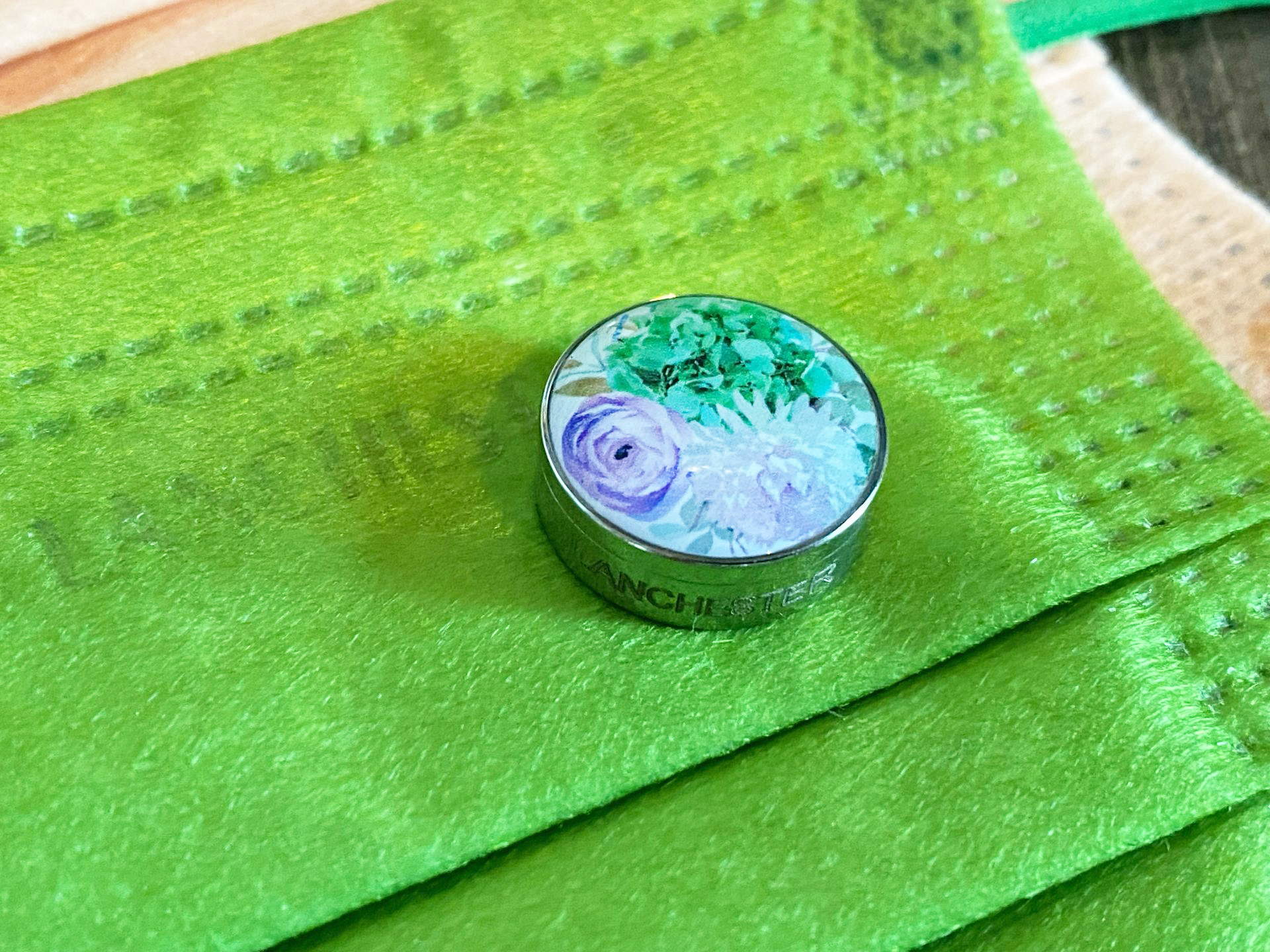 15mm 綠色康乃馨 圖案香薰扣 香精油釦 精油飾物 口罩/衣領適用 磁石釦 口罩香薰夾 (連6片顏色隨機的可重用棉片)(隨機送上口罩3片)