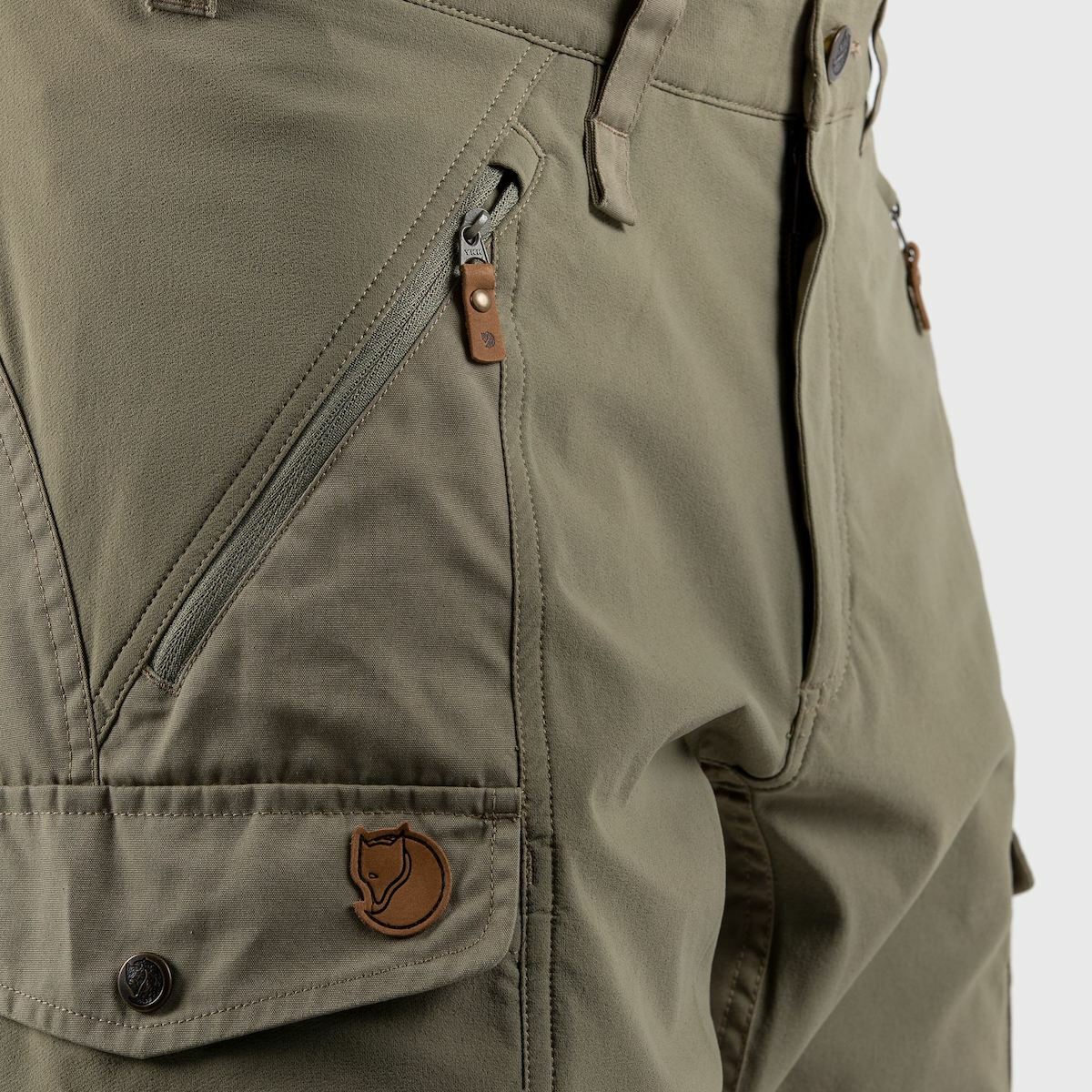 Fjallraven 瑞典北極狐 / 小狐狸 Abisko Shorts 彈性健行短褲 登山短褲 休閒工作褲 男 F82833-633 深橄欖 [HappyOutdoor]