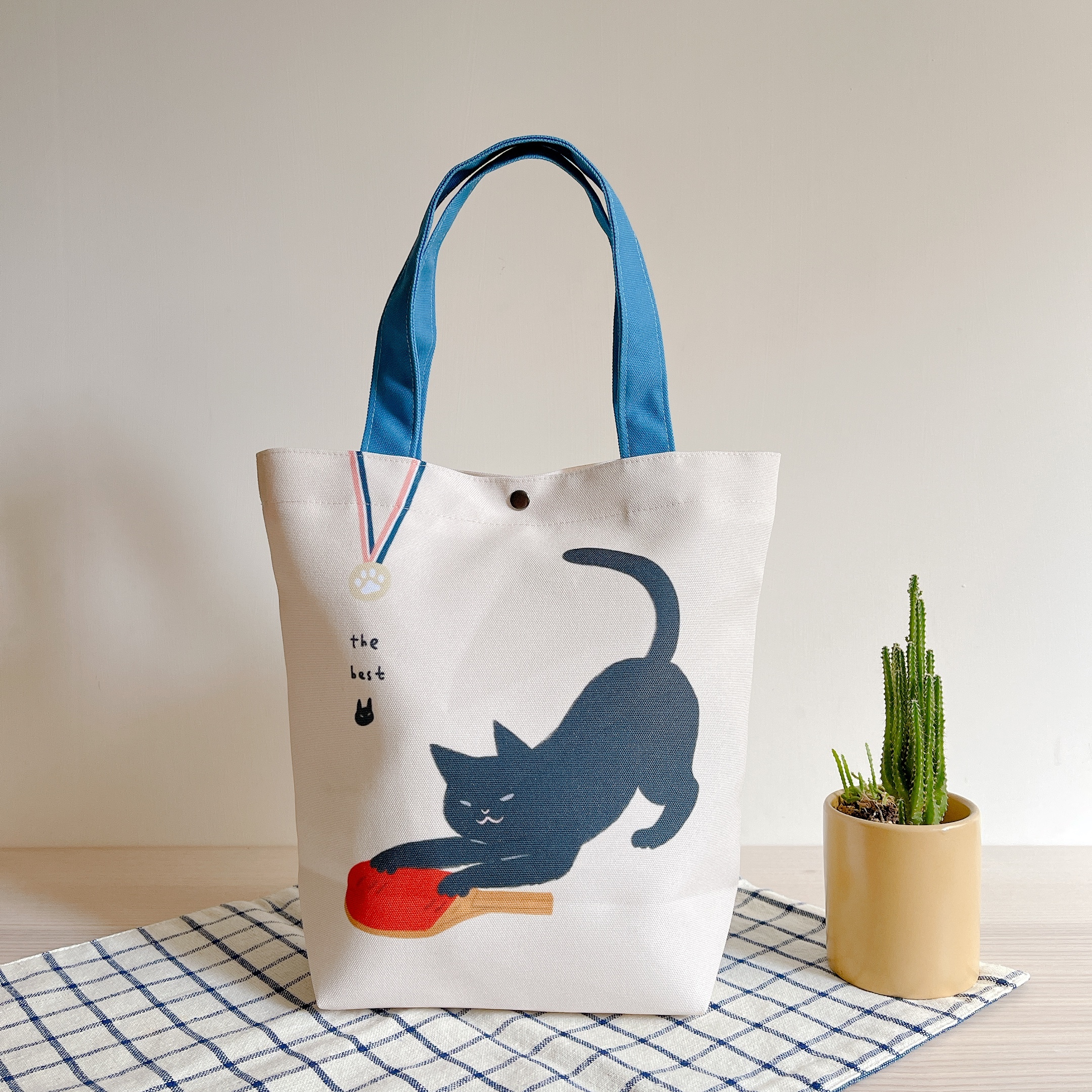 【慢慢挑x灰塵魚-運動星喵-米黃桌球貓】2面不同印花防潑水大提袋 （有扣子，可以放得下A4)