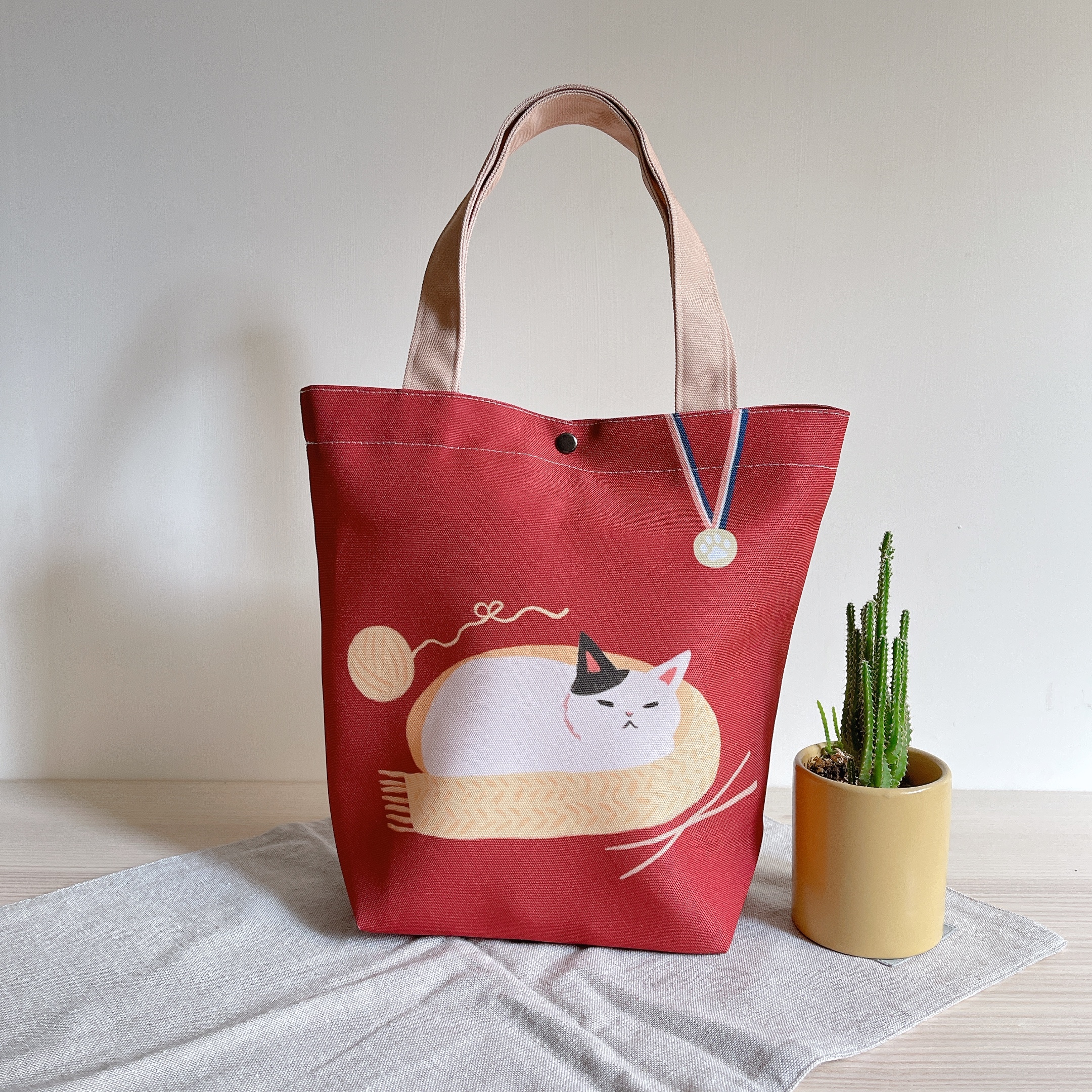 【慢慢挑x灰塵魚-運動星喵-紅色舉重貓】 霧紅2面印花防潑水大提袋（有扣子，可以放得下A4)