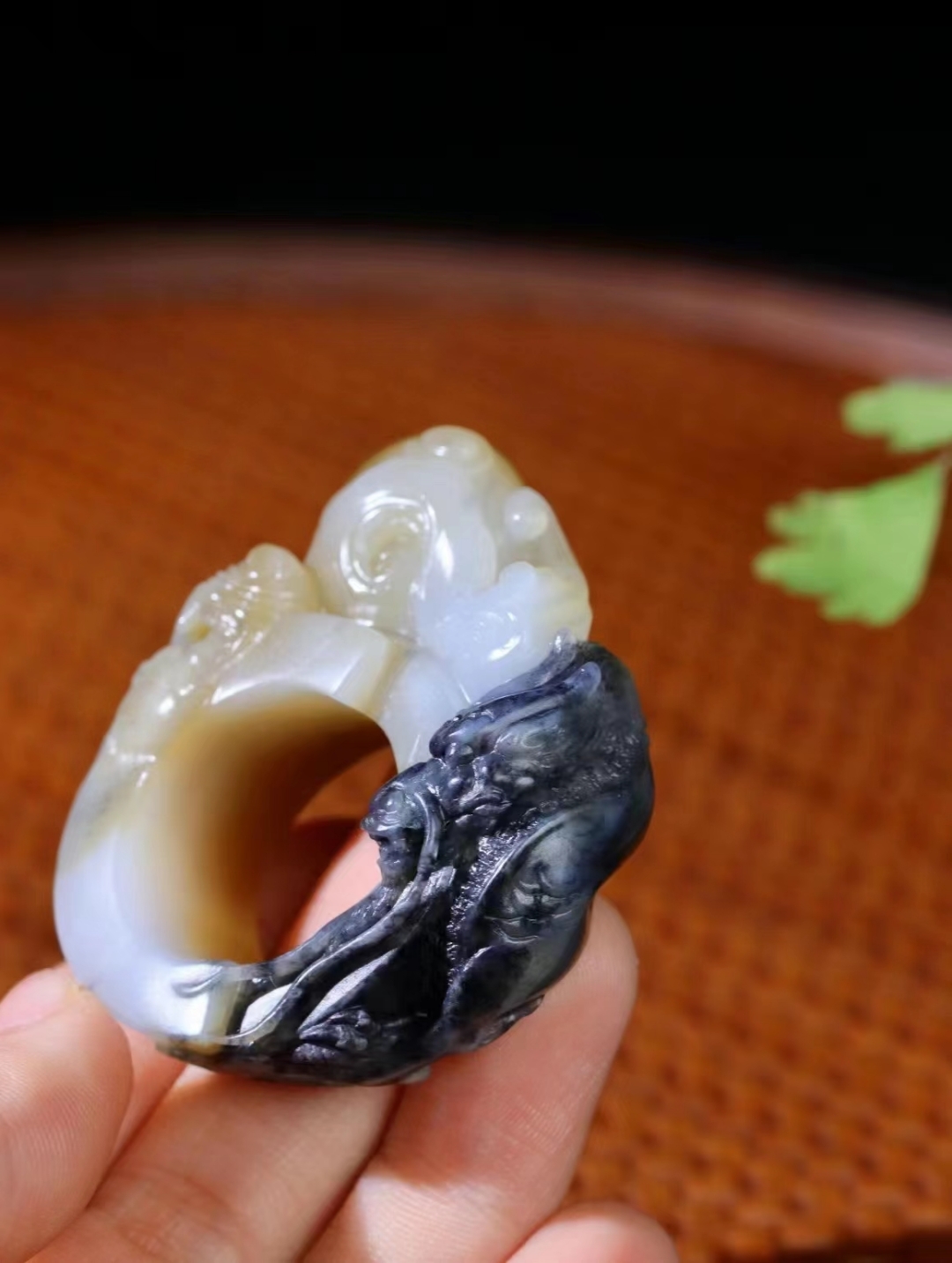 1120712 和田玉藏龍臥虎山料三色扳指/把件