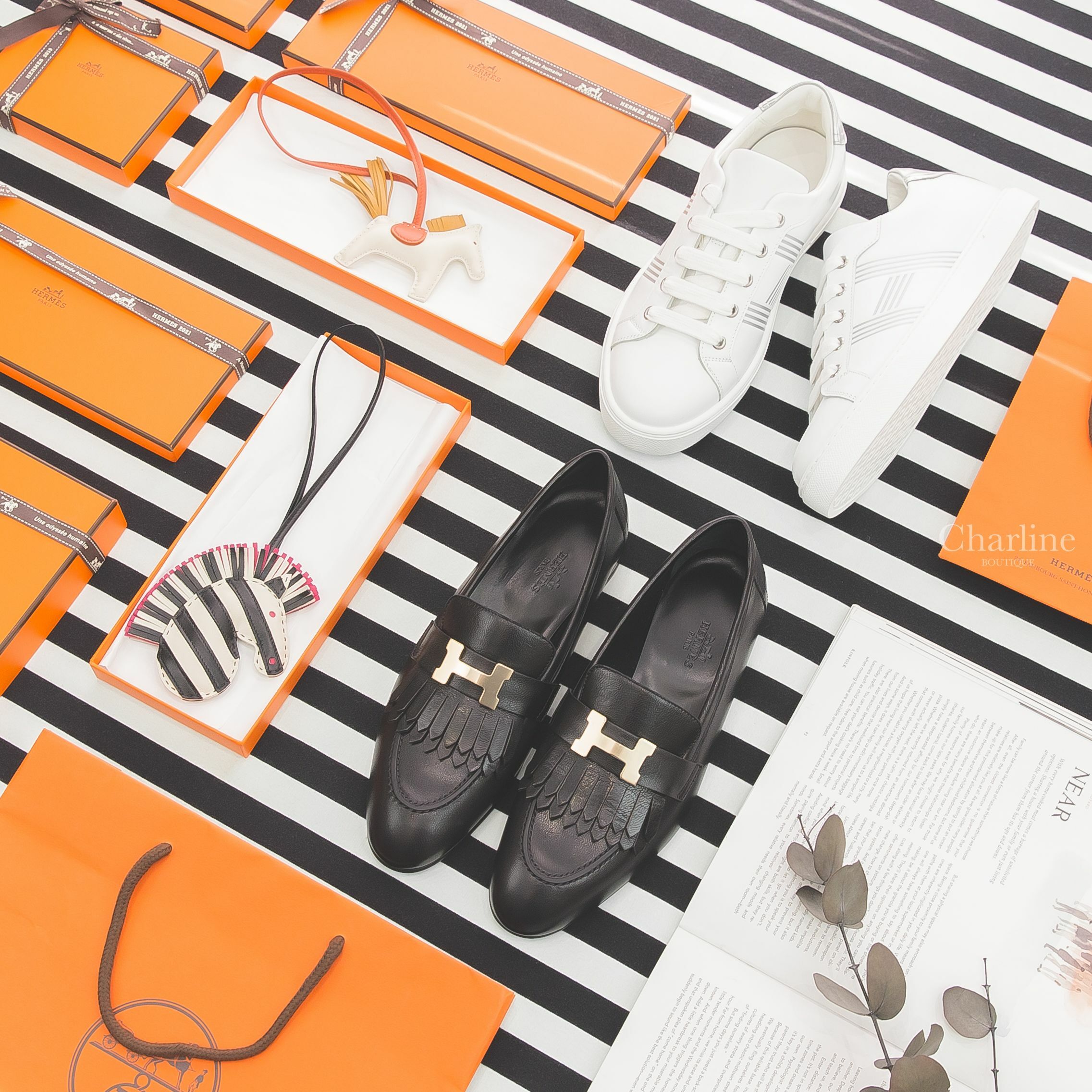 Hermès Charm 奶昔白/黑色/墨西哥玫瑰粉斑馬吊飾,Hermès Charm 奶昔白小馬吊飾,Hermès Loafer 黑色金釦H流蘇樂福鞋,Hermès Sneaker 白色銀灰線條H運動鞋-Charline Boutique 精品代購