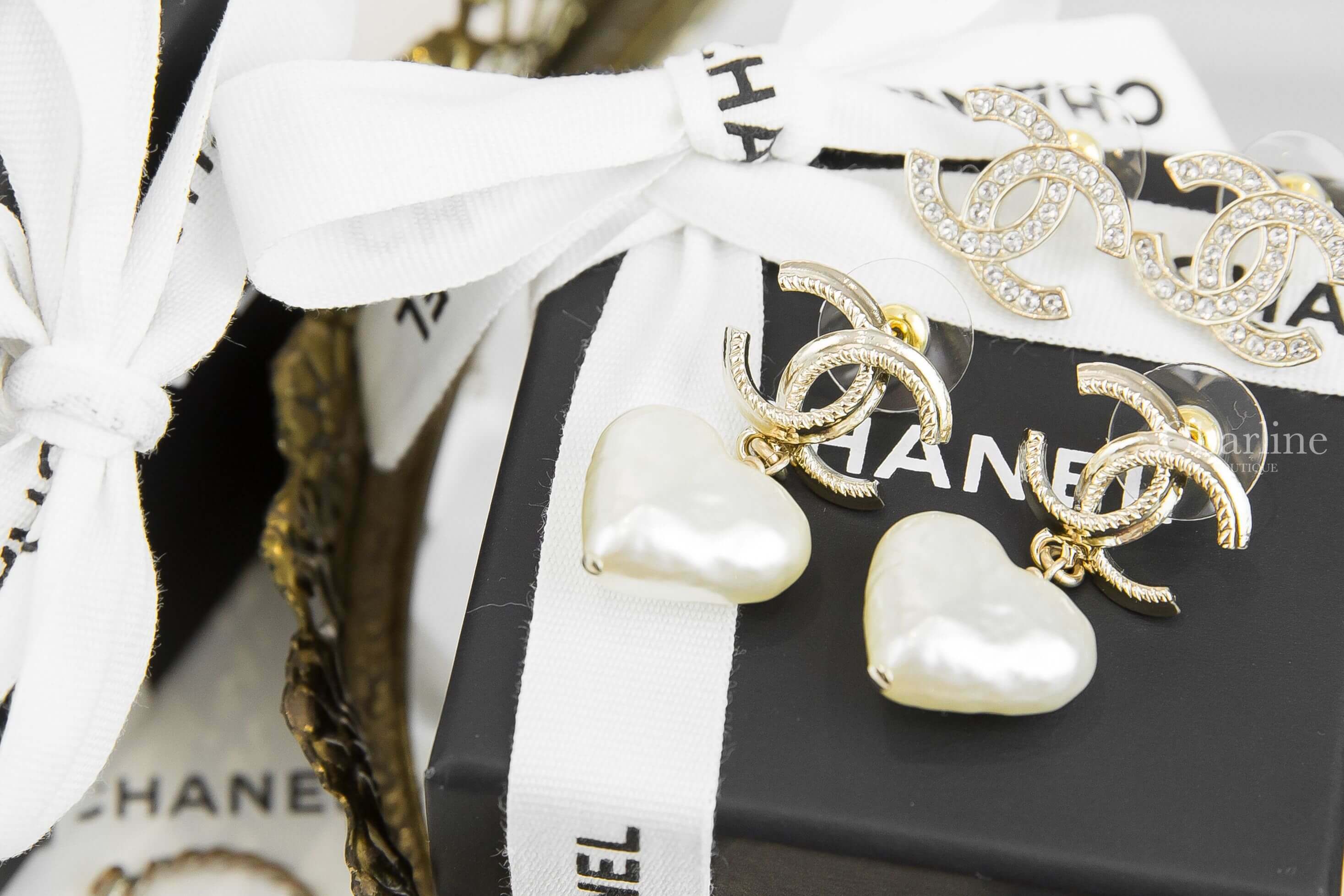 Chanel Earrings 金色壓紋滾邊CC白色樹脂愛心垂墜耳環-Charline Boutique 精品代購