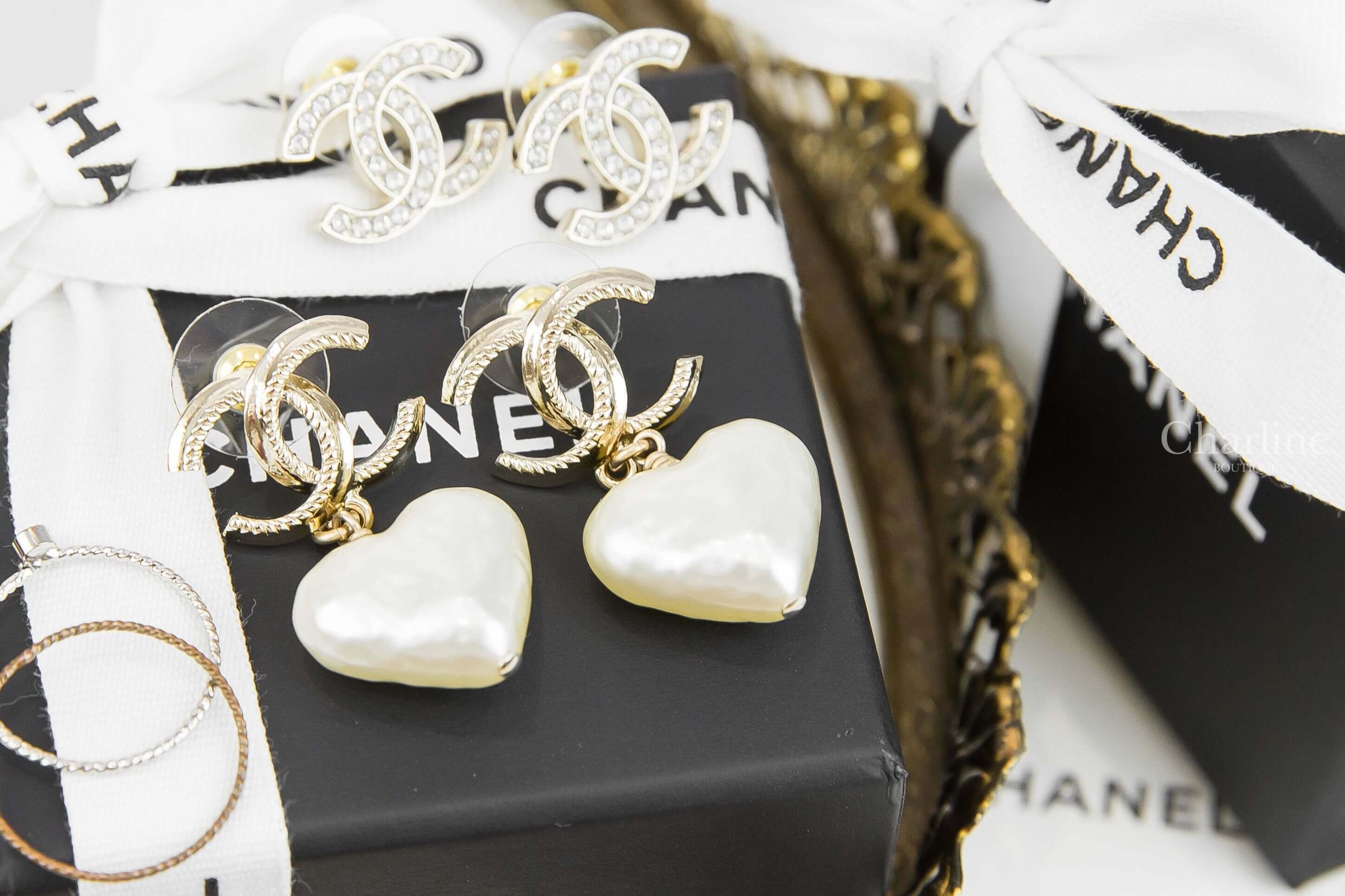 Chanel Earrings 金色壓紋滾邊CC白色樹脂愛心垂墜耳環-Charline Boutique 精品代購