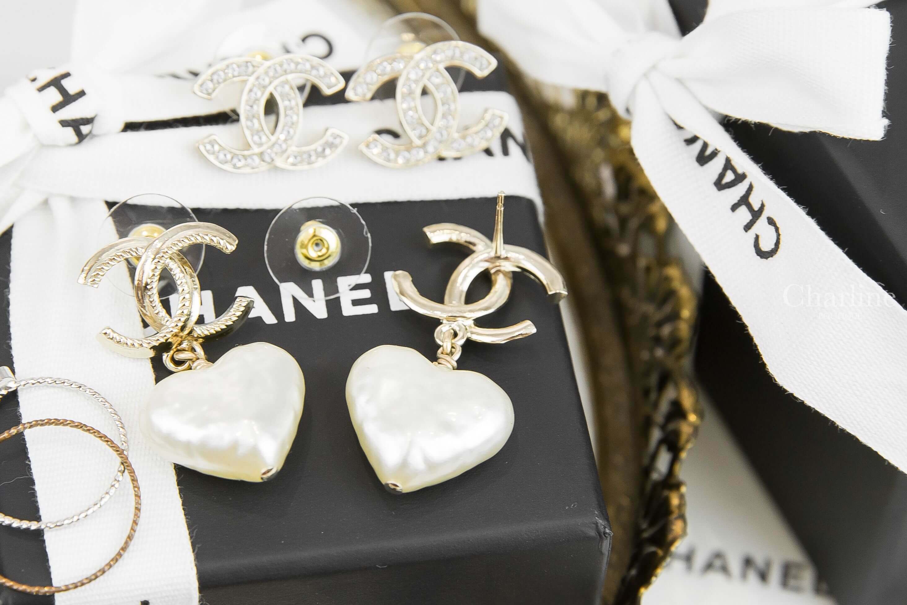 Chanel Earrings 金色壓紋滾邊CC白色樹脂愛心垂墜耳環-Charline Boutique 精品代購