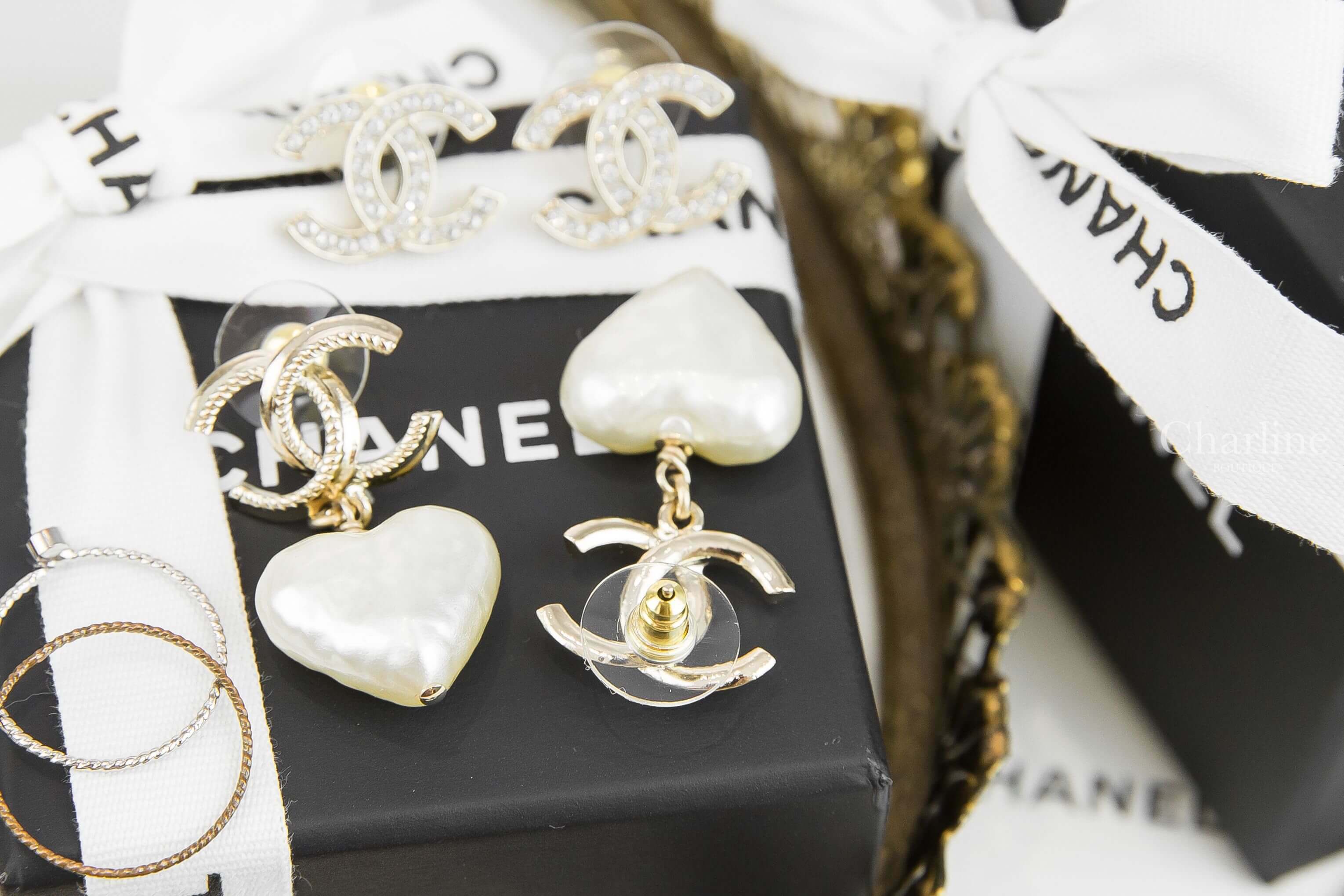 Chanel Earrings 金色壓紋滾邊CC白色樹脂愛心垂墜耳環-Charline Boutique 精品代購