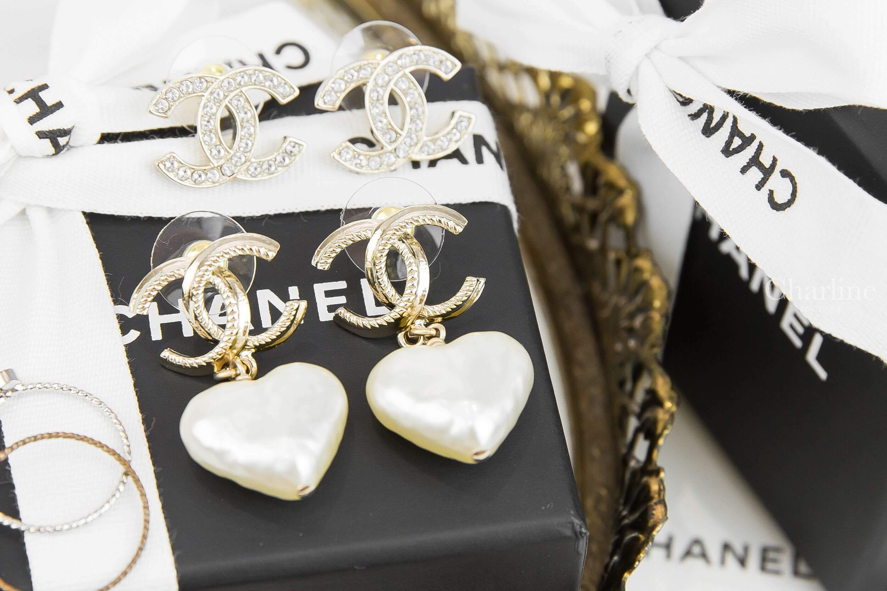 Chanel Earrings 金色壓紋滾邊CC白色樹脂愛心垂墜耳環-Charline Boutique 精品代購