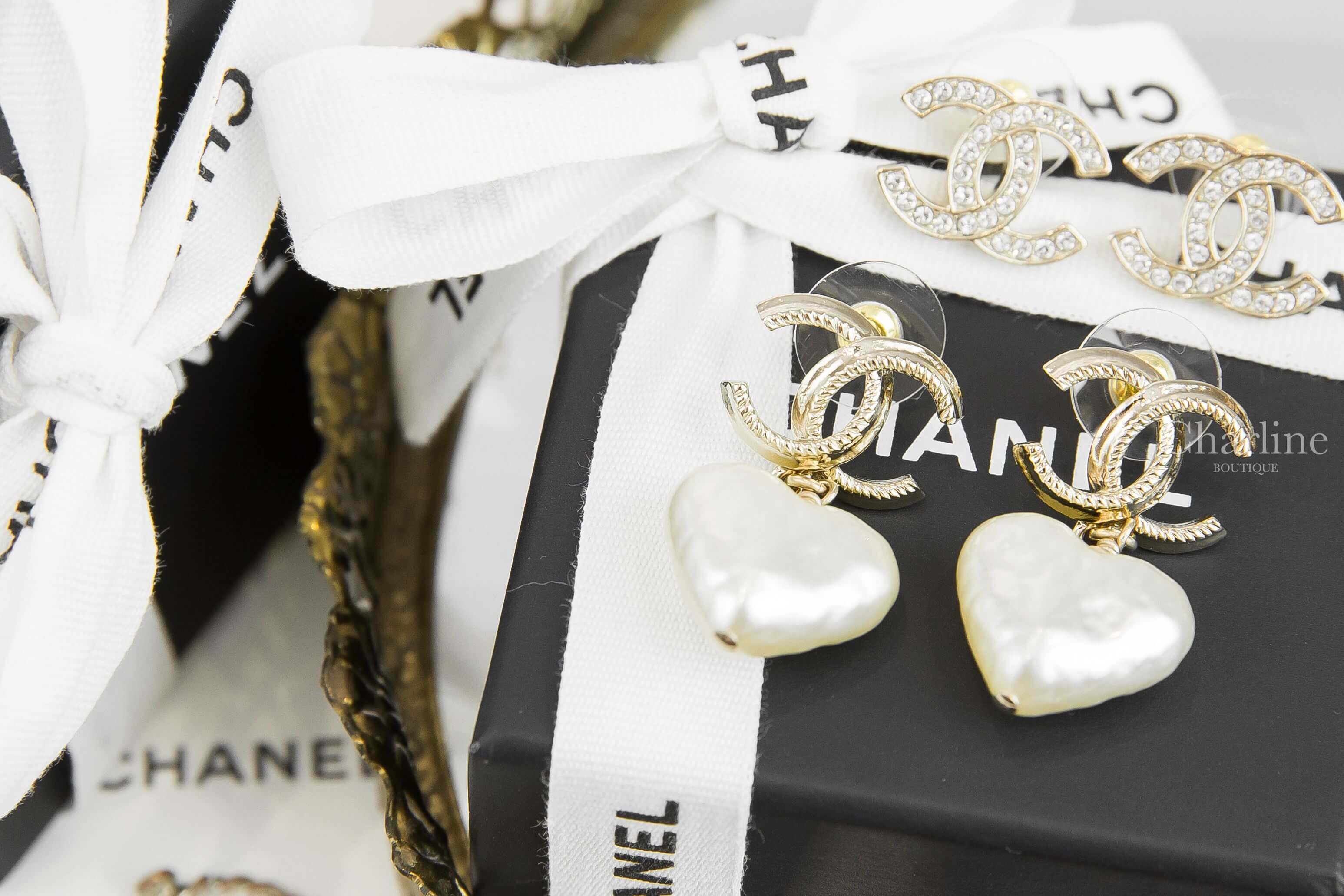 Chanel Earrings 金色壓紋滾邊CC白色樹脂愛心垂墜耳環-Charline Boutique 精品代購