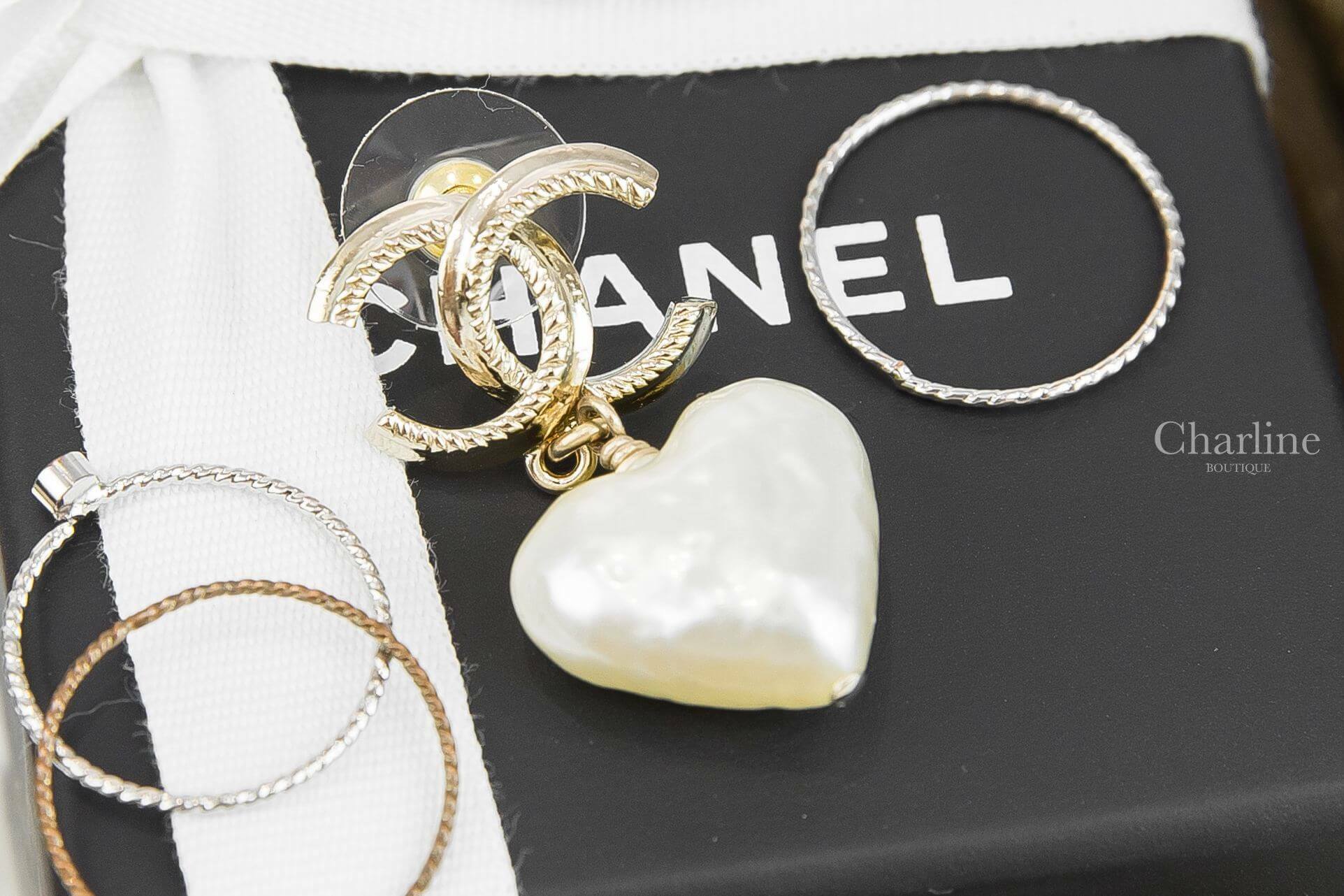 Chanel Earrings 金色壓紋滾邊CC白色樹脂愛心垂墜耳環