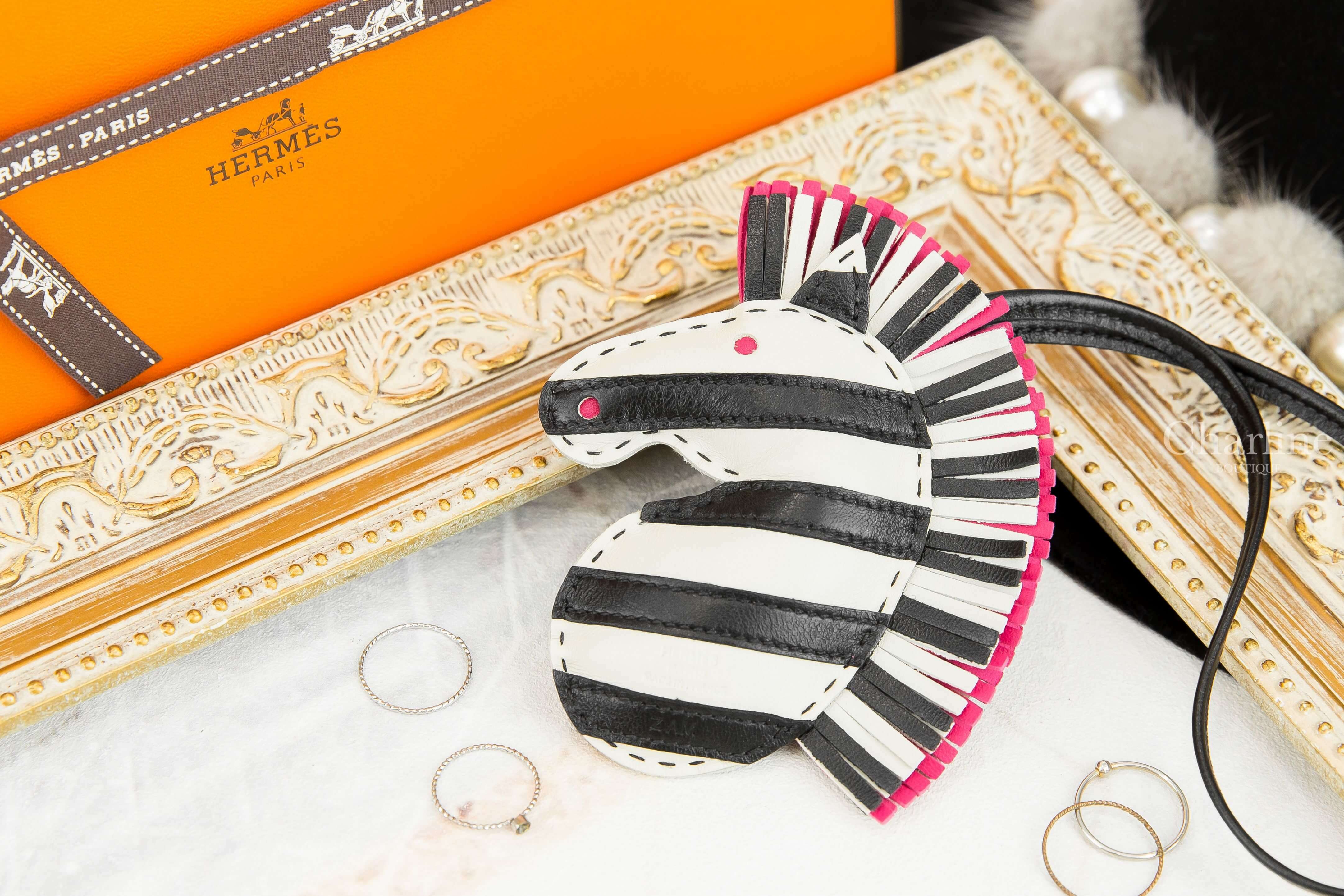 Hermès Geegee Savannah Charm 奶昔白/黑色/墨西哥玫瑰粉流蘇斑馬吊飾-Charline Boutique 精品代購