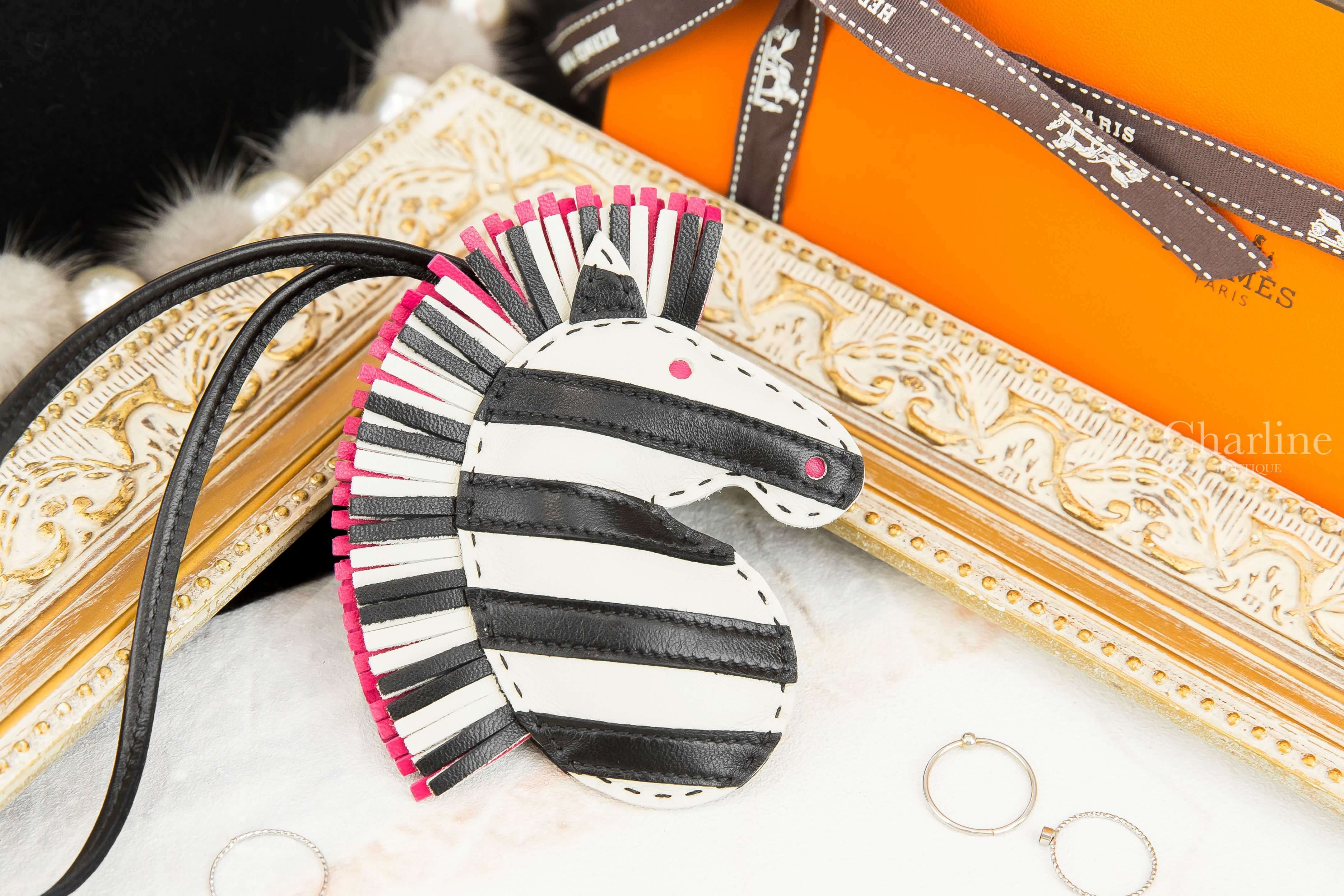 Hermès Geegee Savannah Charm 奶昔白/黑色/墨西哥玫瑰粉流蘇斑馬吊飾-Charline Boutique 精品代購