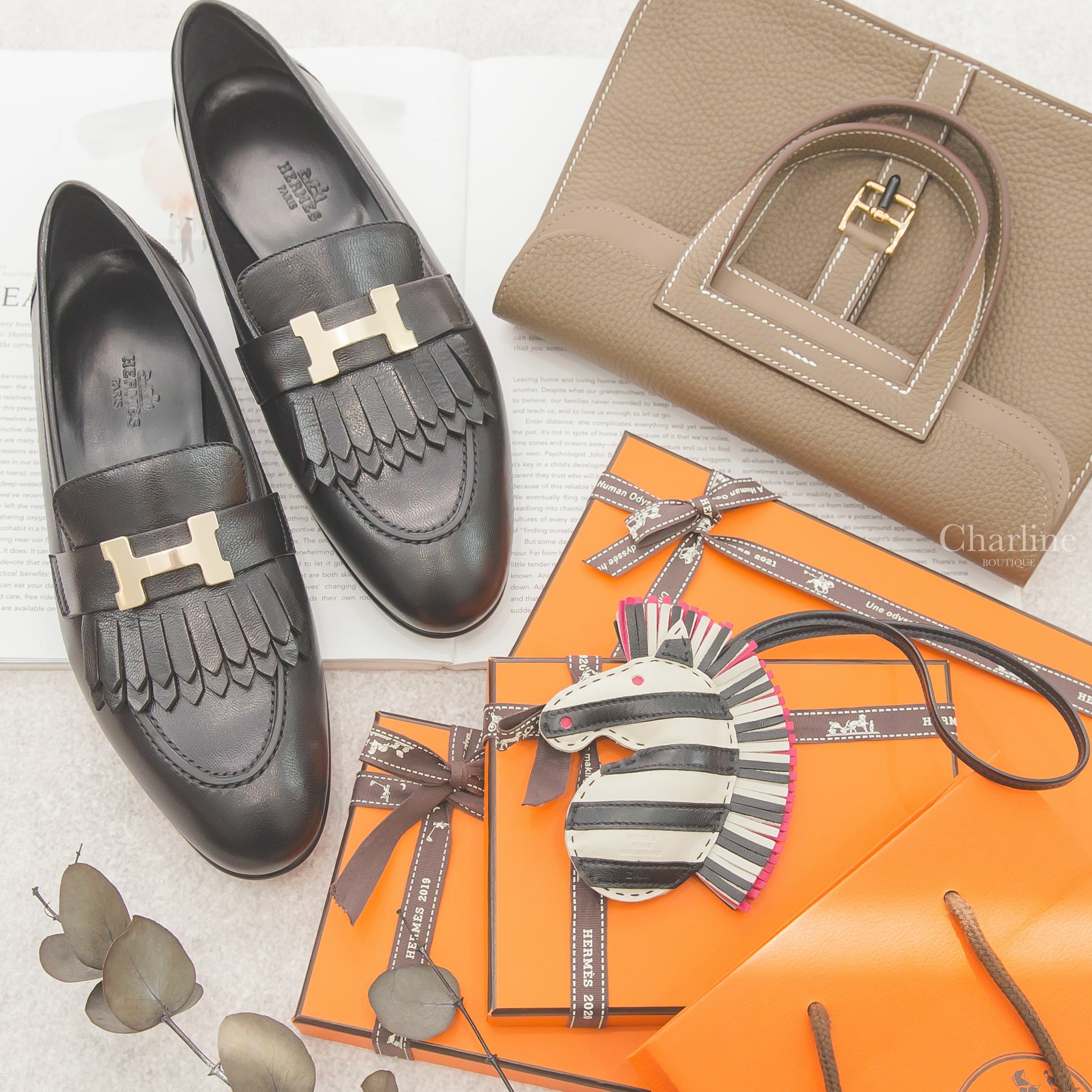 Hermès Charm 奶昔白/黑色/墨西哥玫瑰粉流蘇斑馬吊飾,Hermès Loafer 黑色金釦H流蘇山羊皮樂福鞋,Hermès Halzan 25cm 18 Etoupe T/C 大象灰金釦-Charline Boutique 精品代購